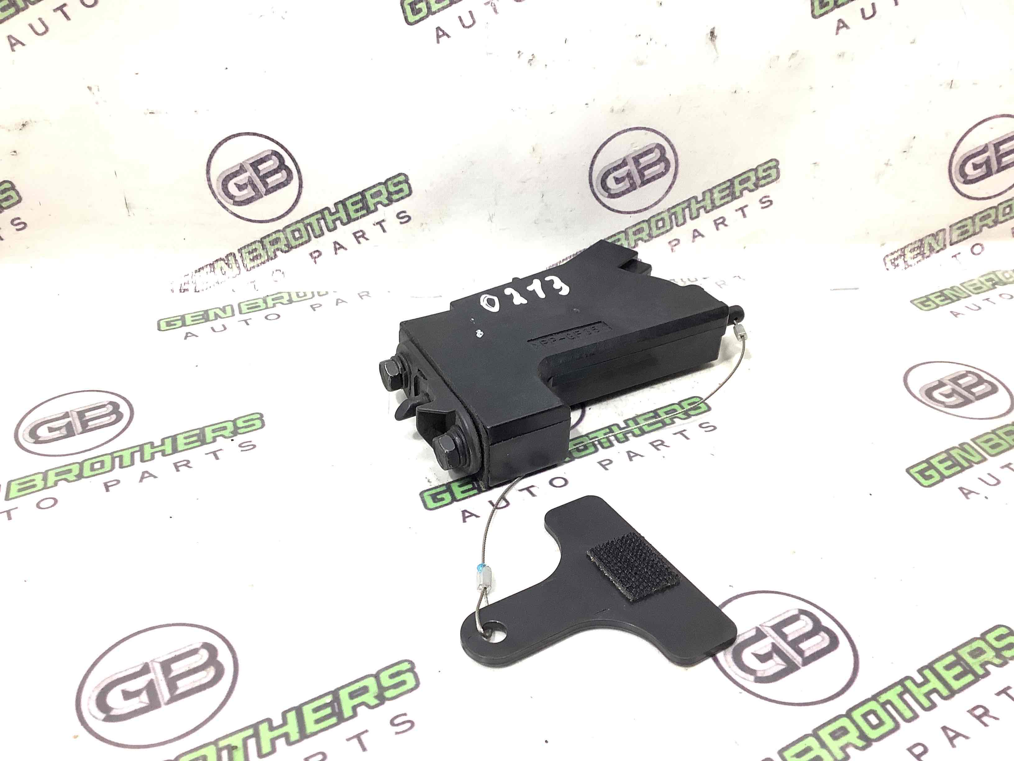 Замок лючка бензобака