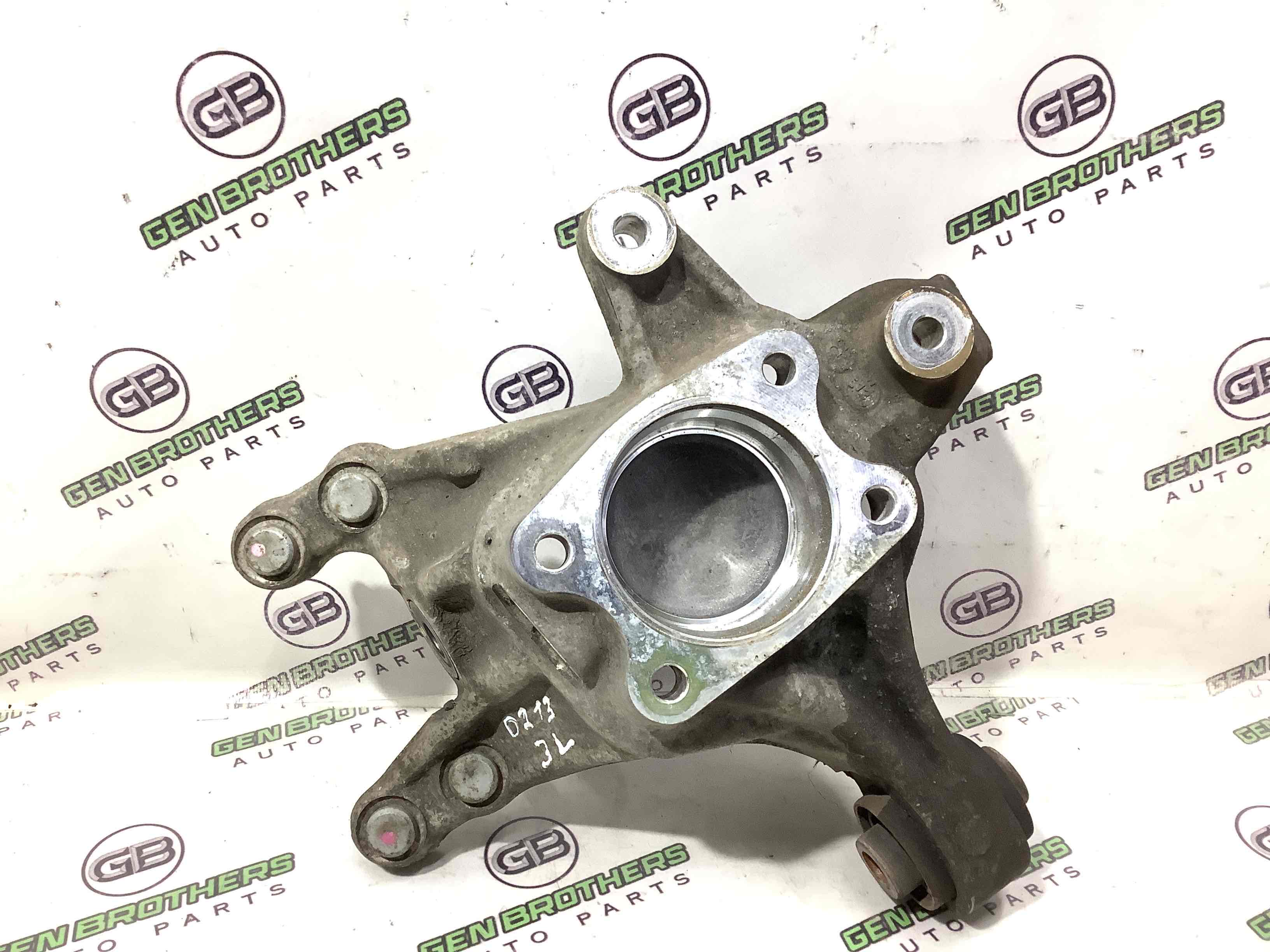 Кулак задній лівий