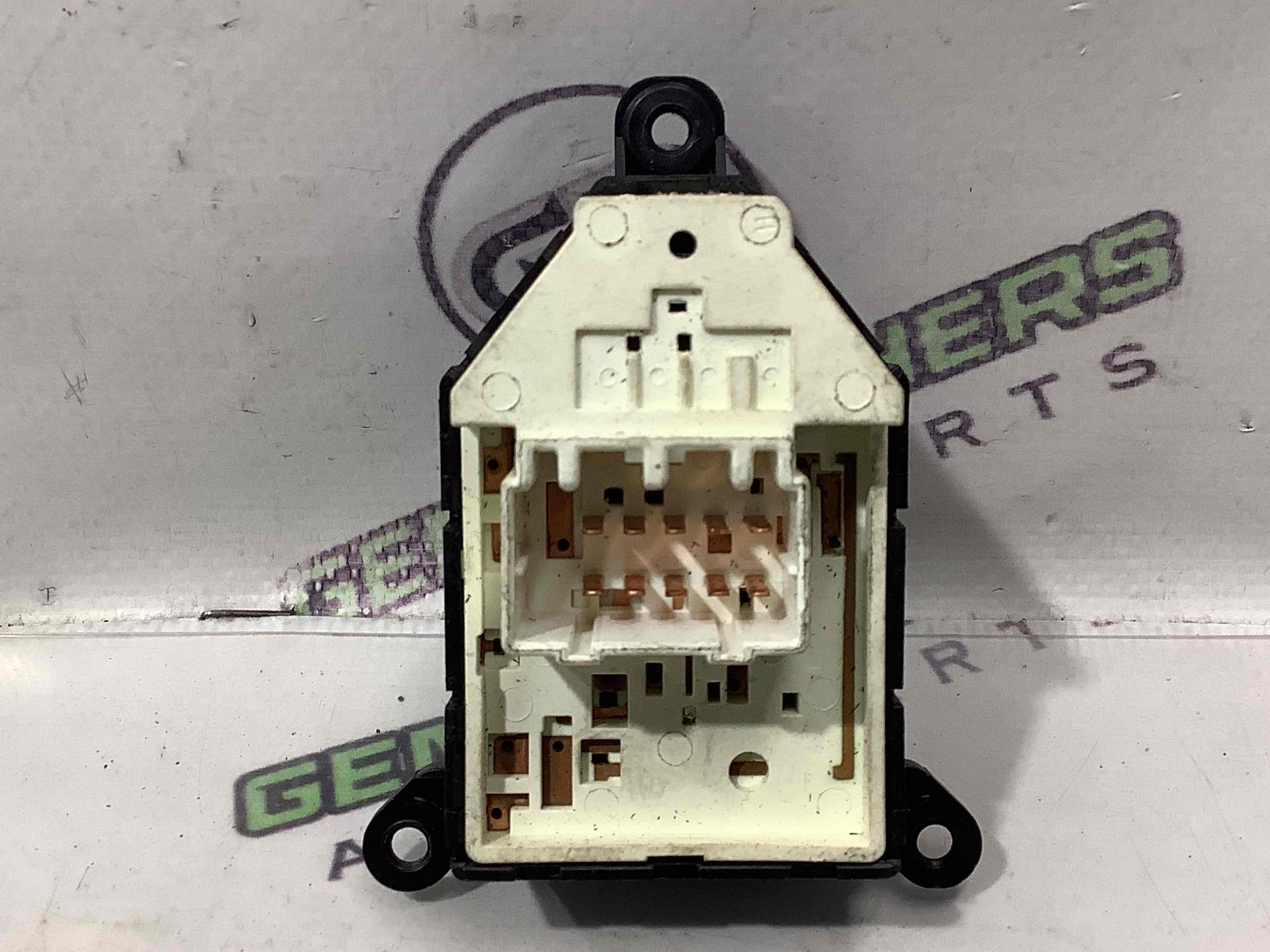 Кнопка регулювання дзеркал