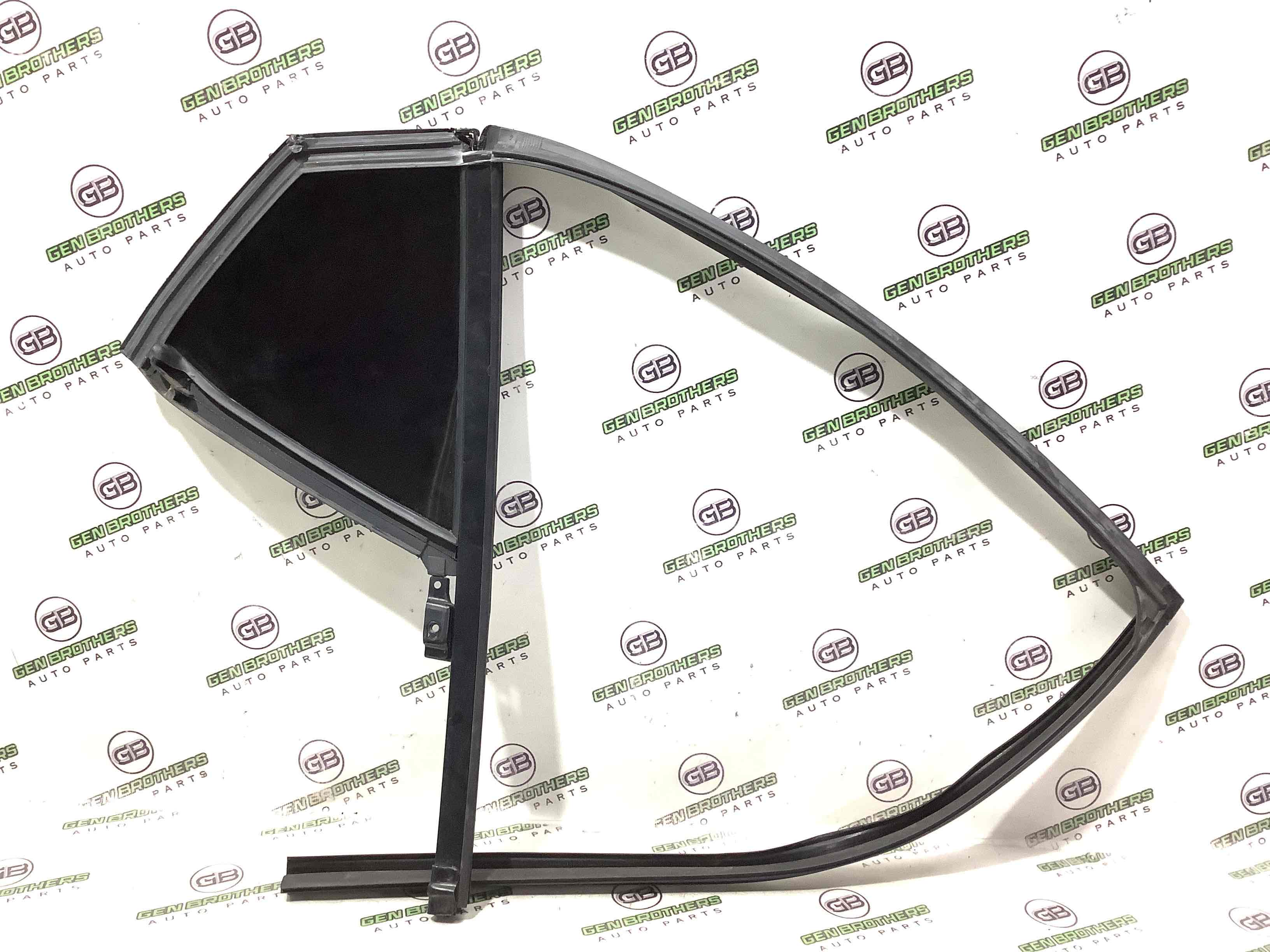 Стекло дверей треугольник форточка