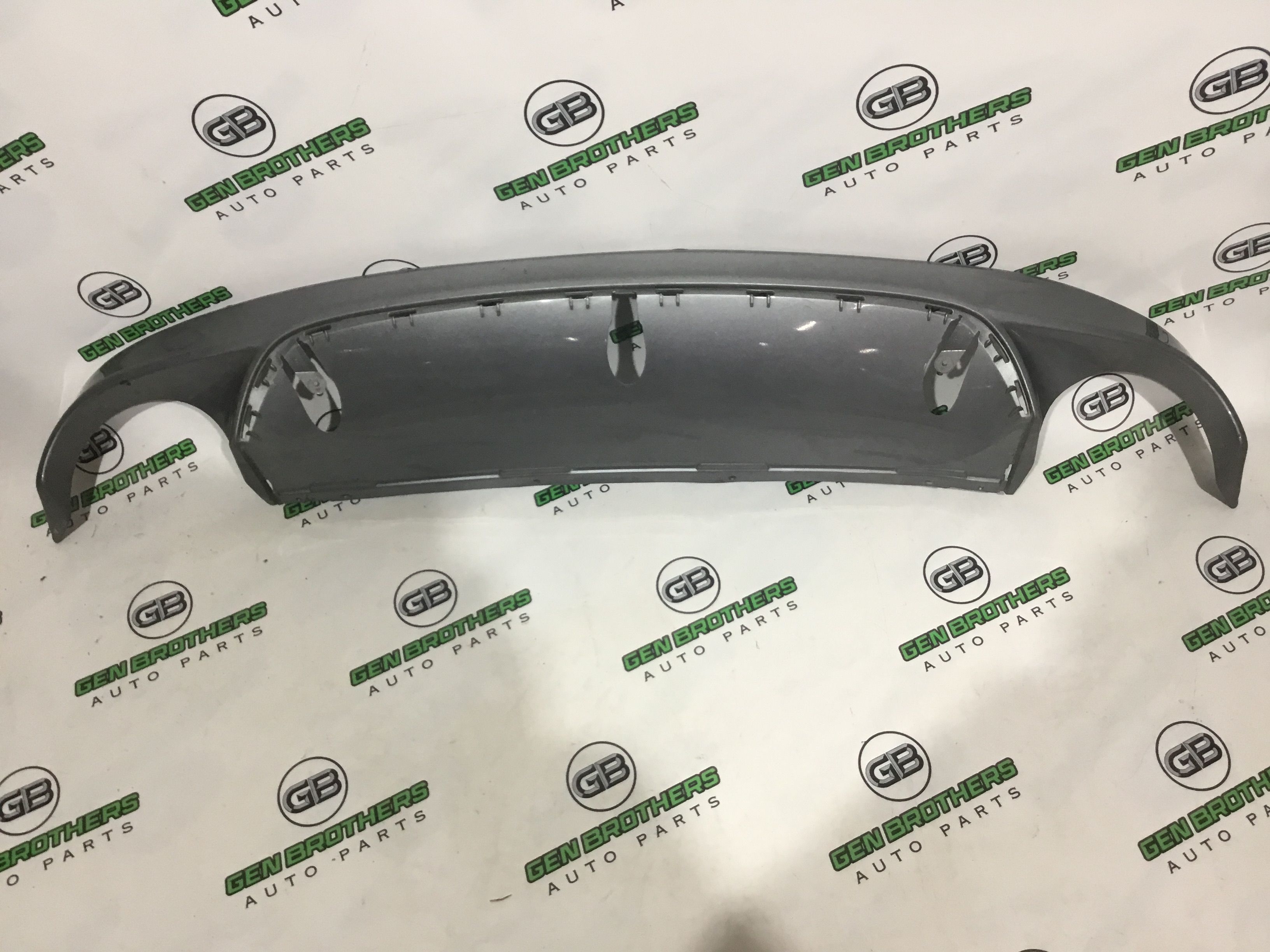 Бампер задній