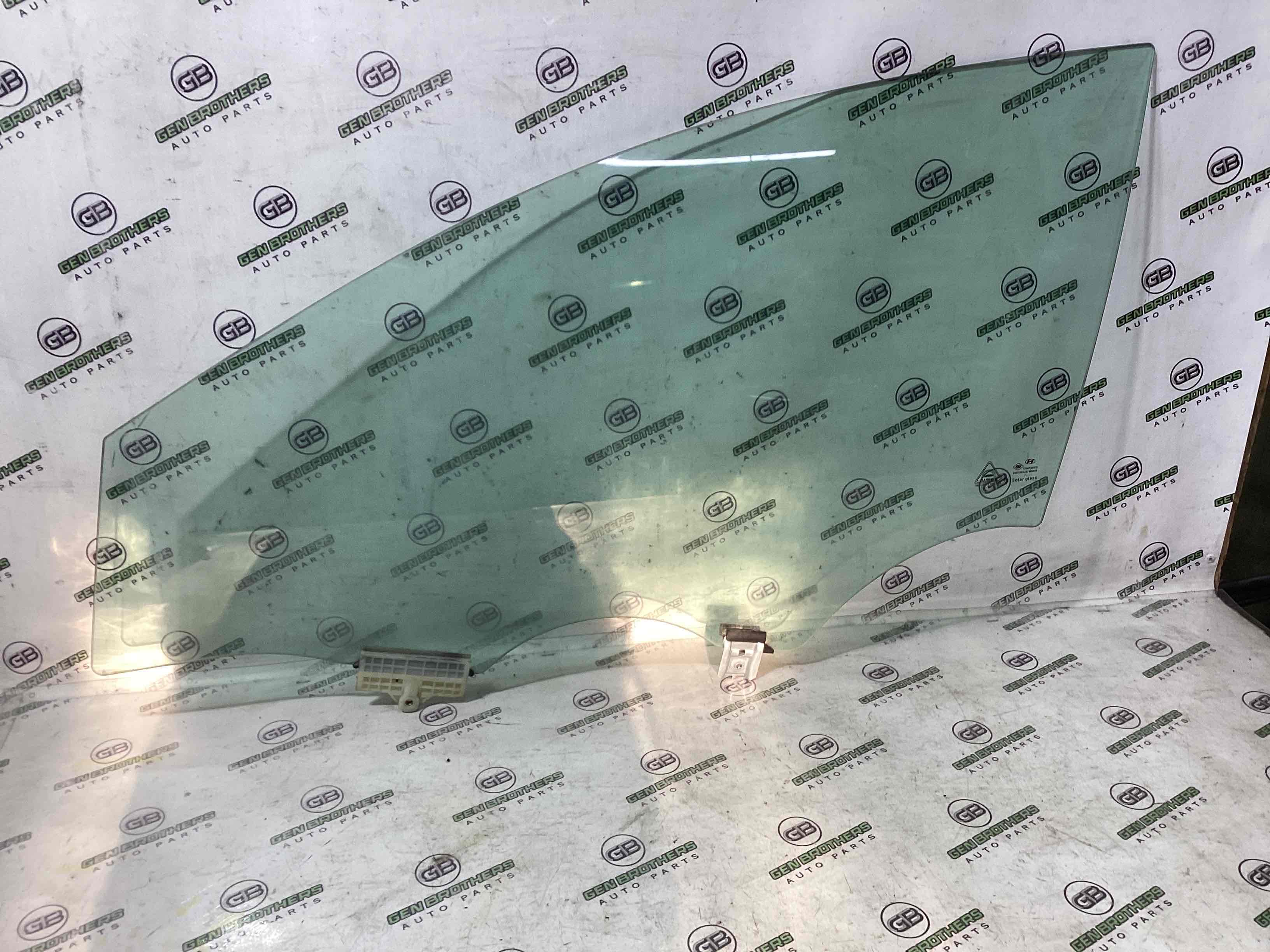 Скло переднє ліве