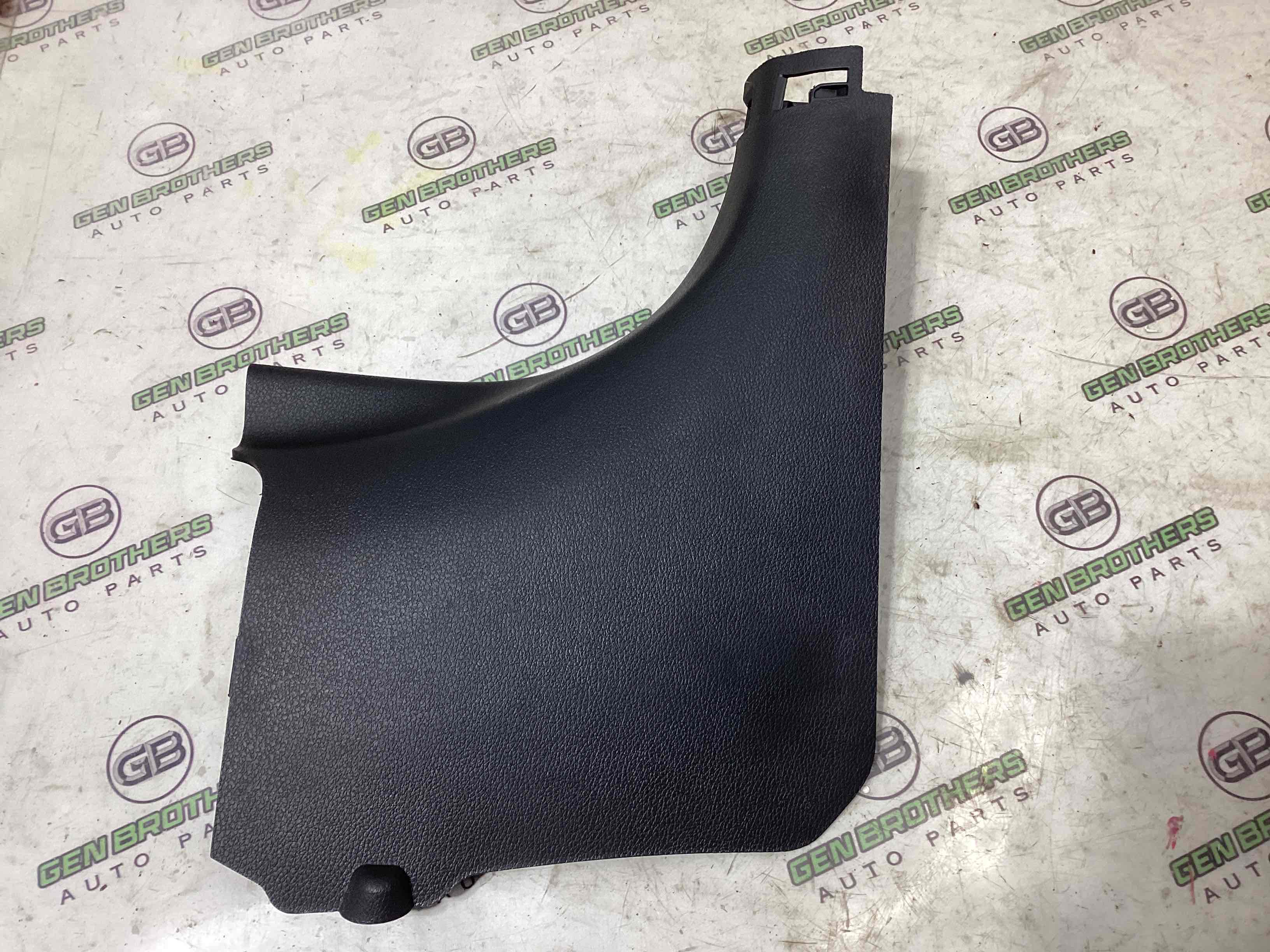 Обшивка передньої стійки права