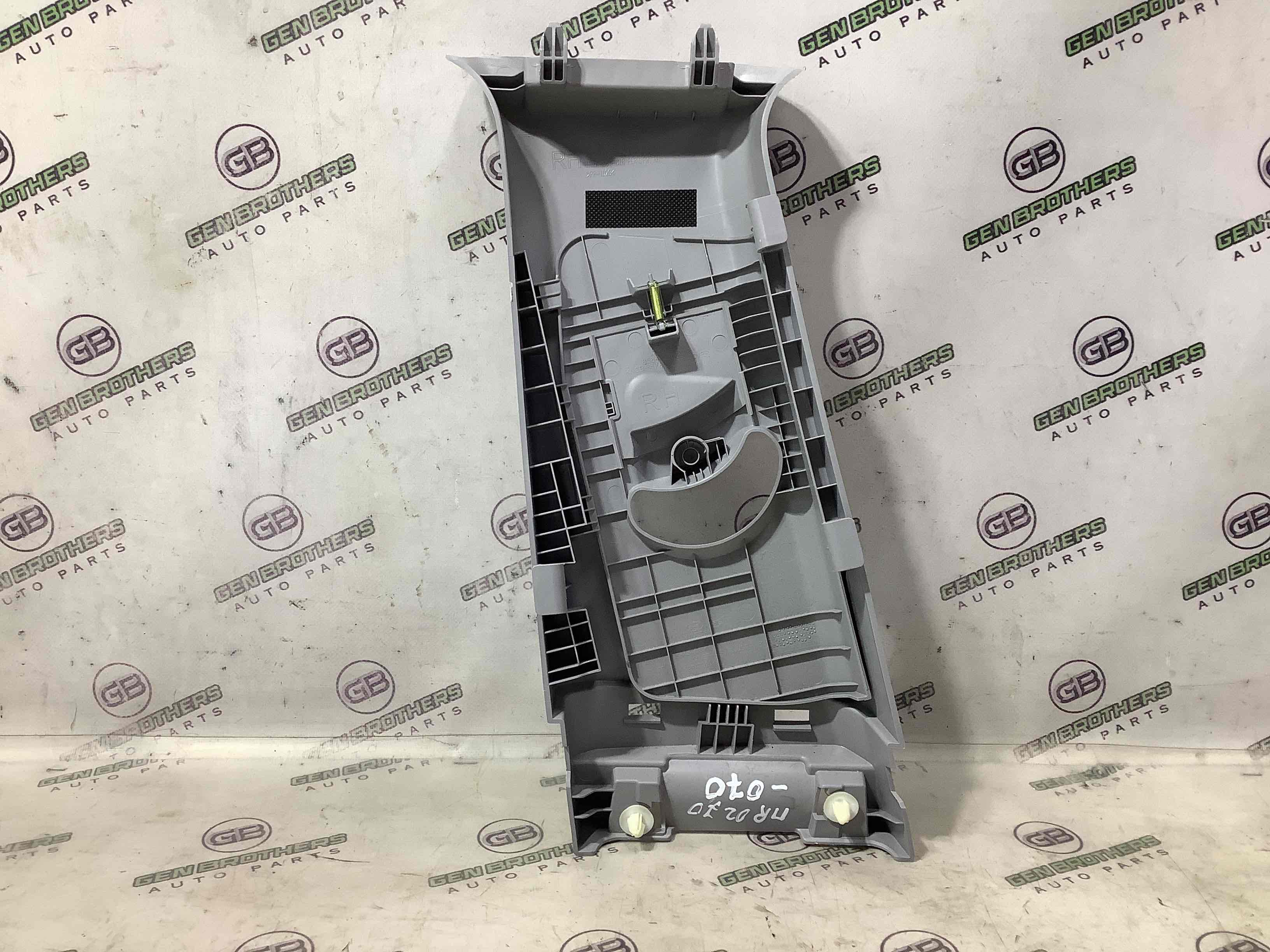 Обшивка центральної стійки права