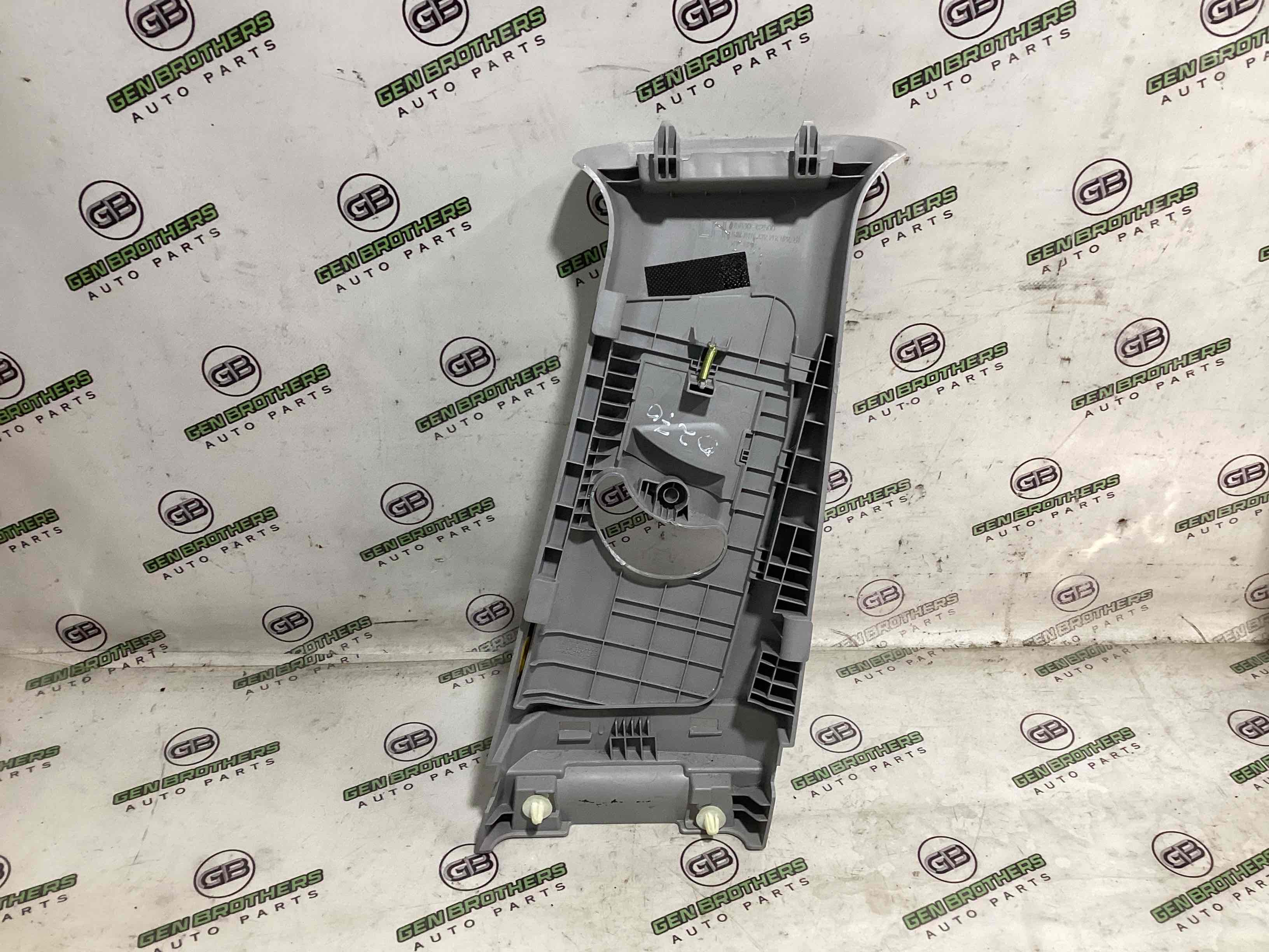 Обшивка центральної стійки ліва