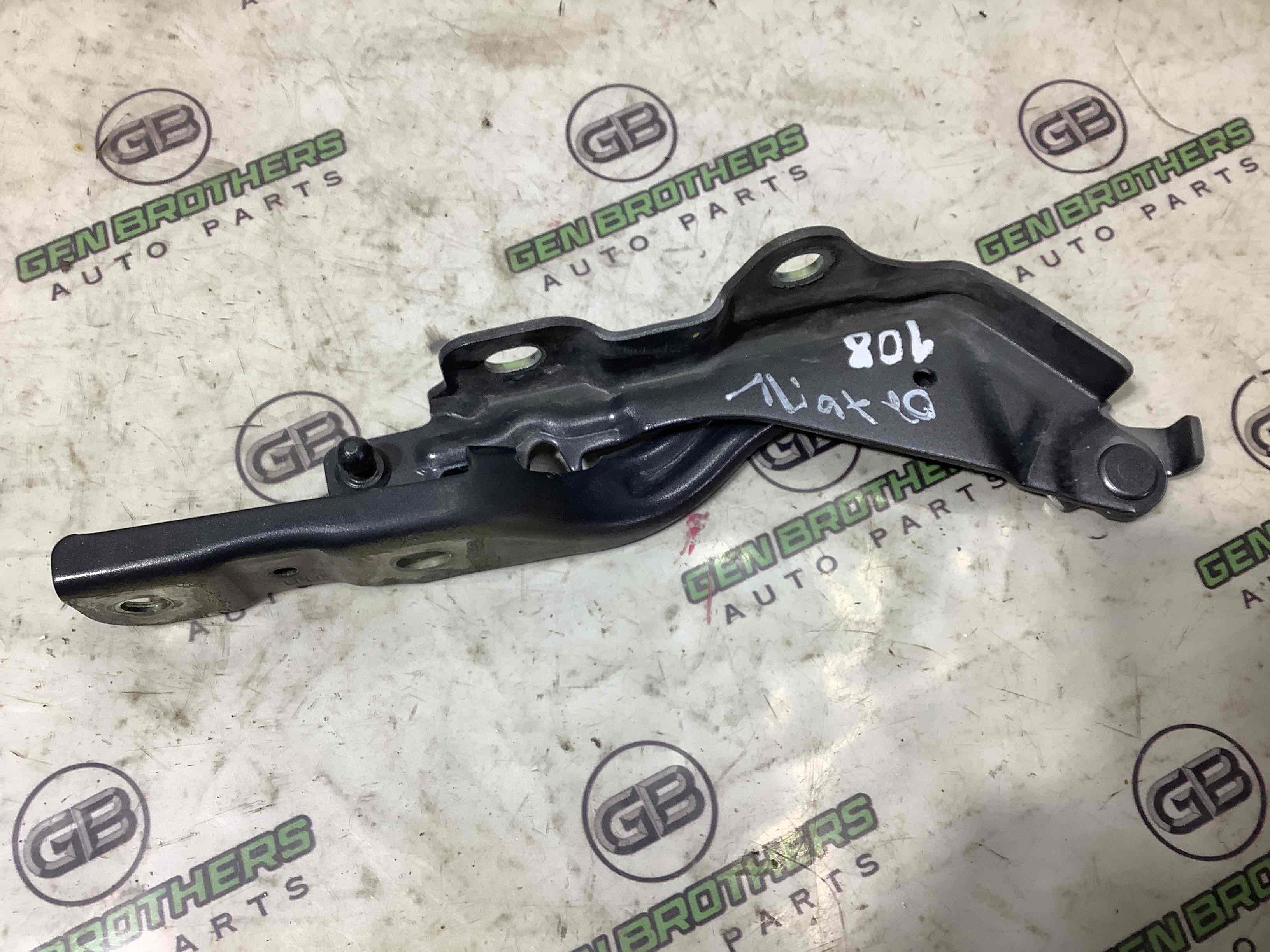 Петля капота, кронштейн капота