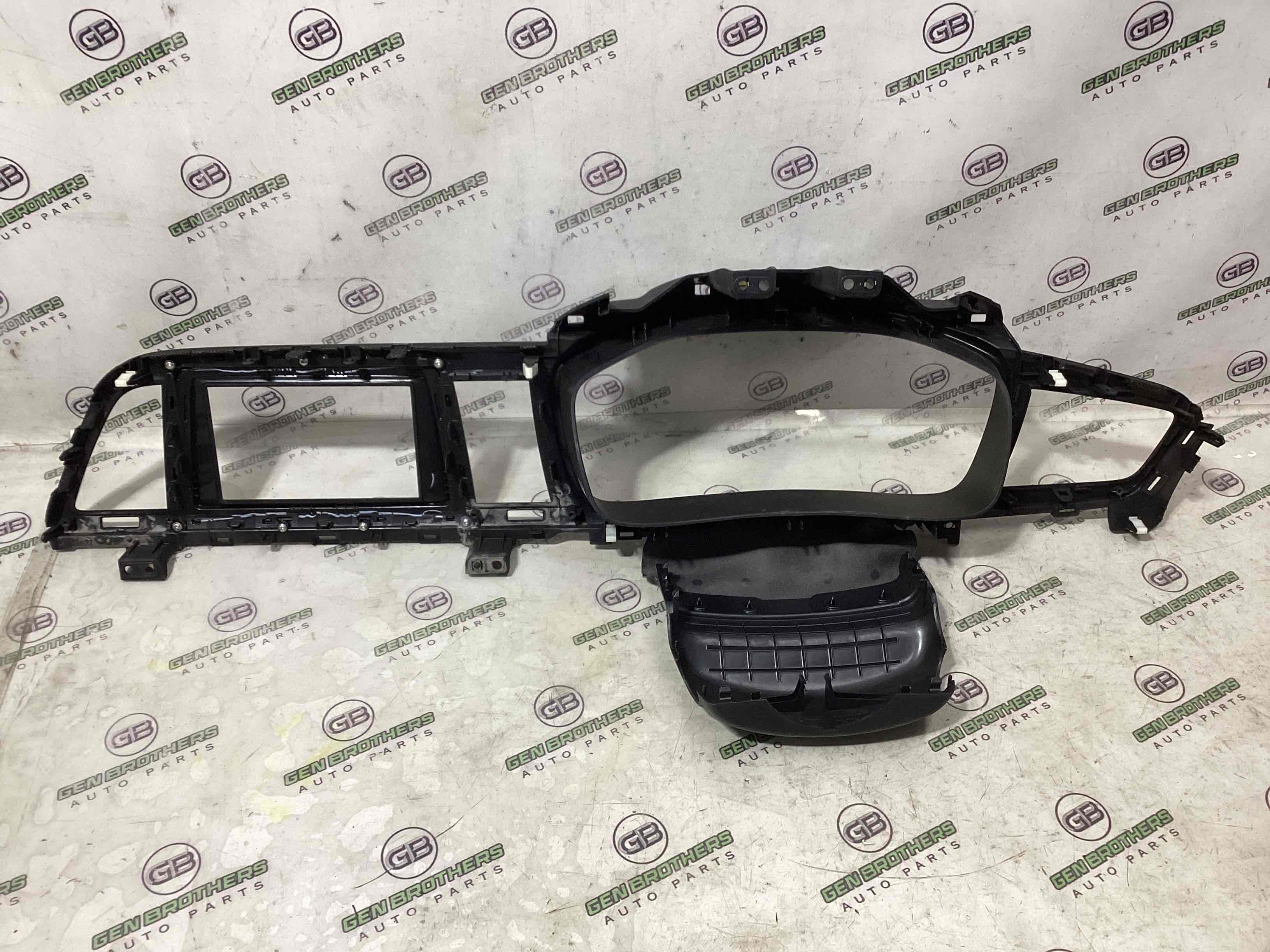 Обшивка панелі приладів торпедо