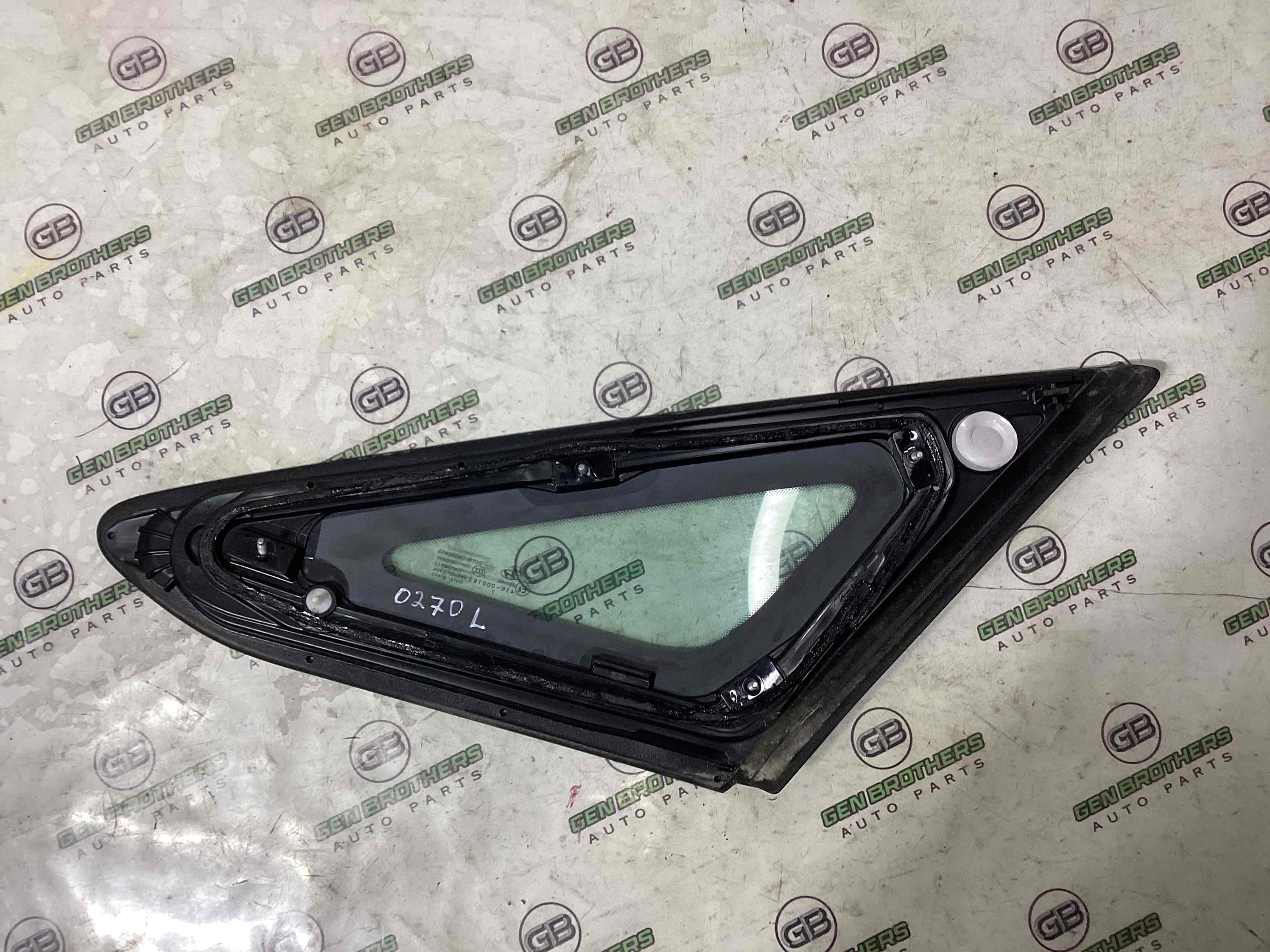 Скло кузова ліве