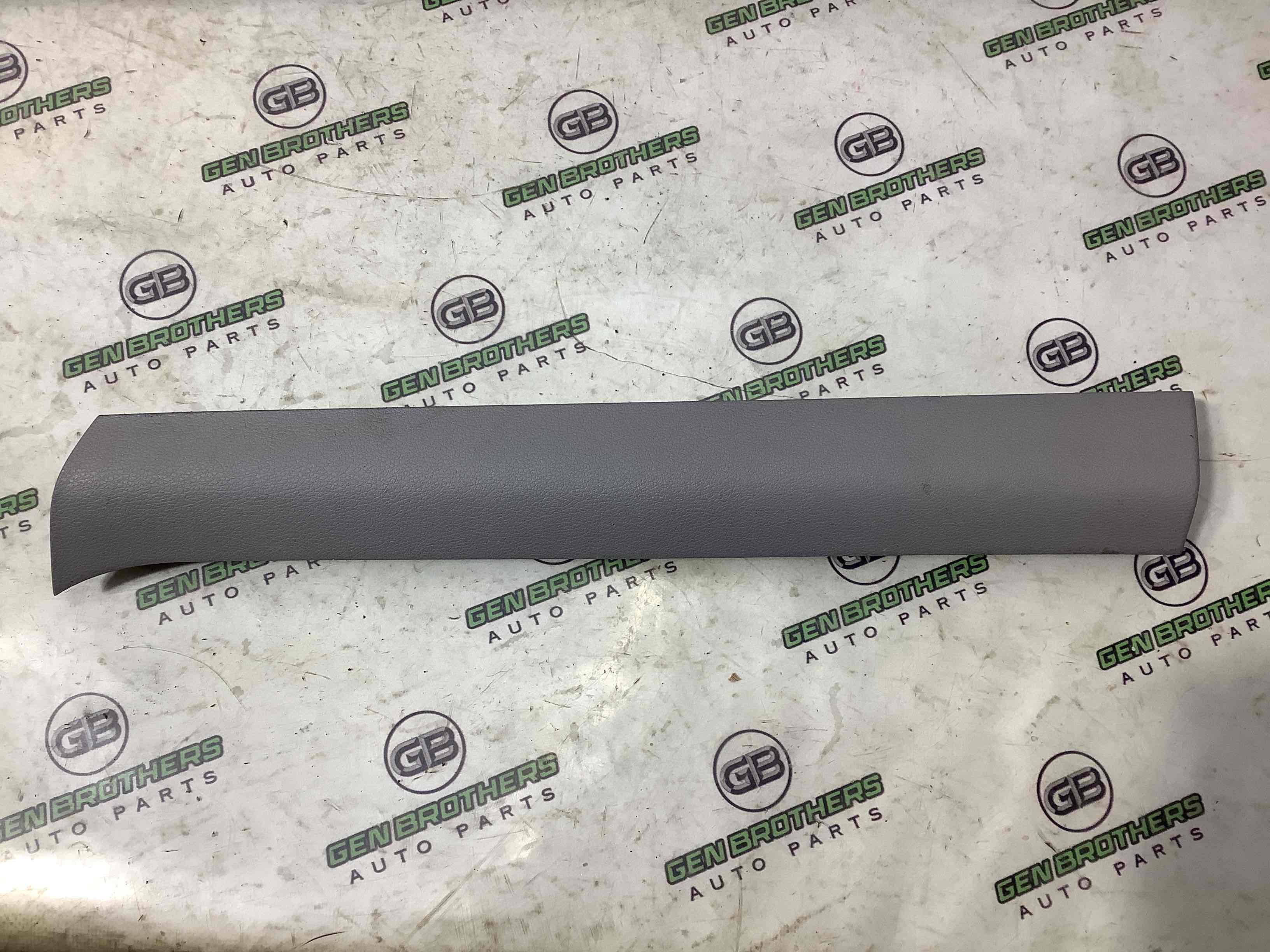 Обшивка панелі приладів торпедо