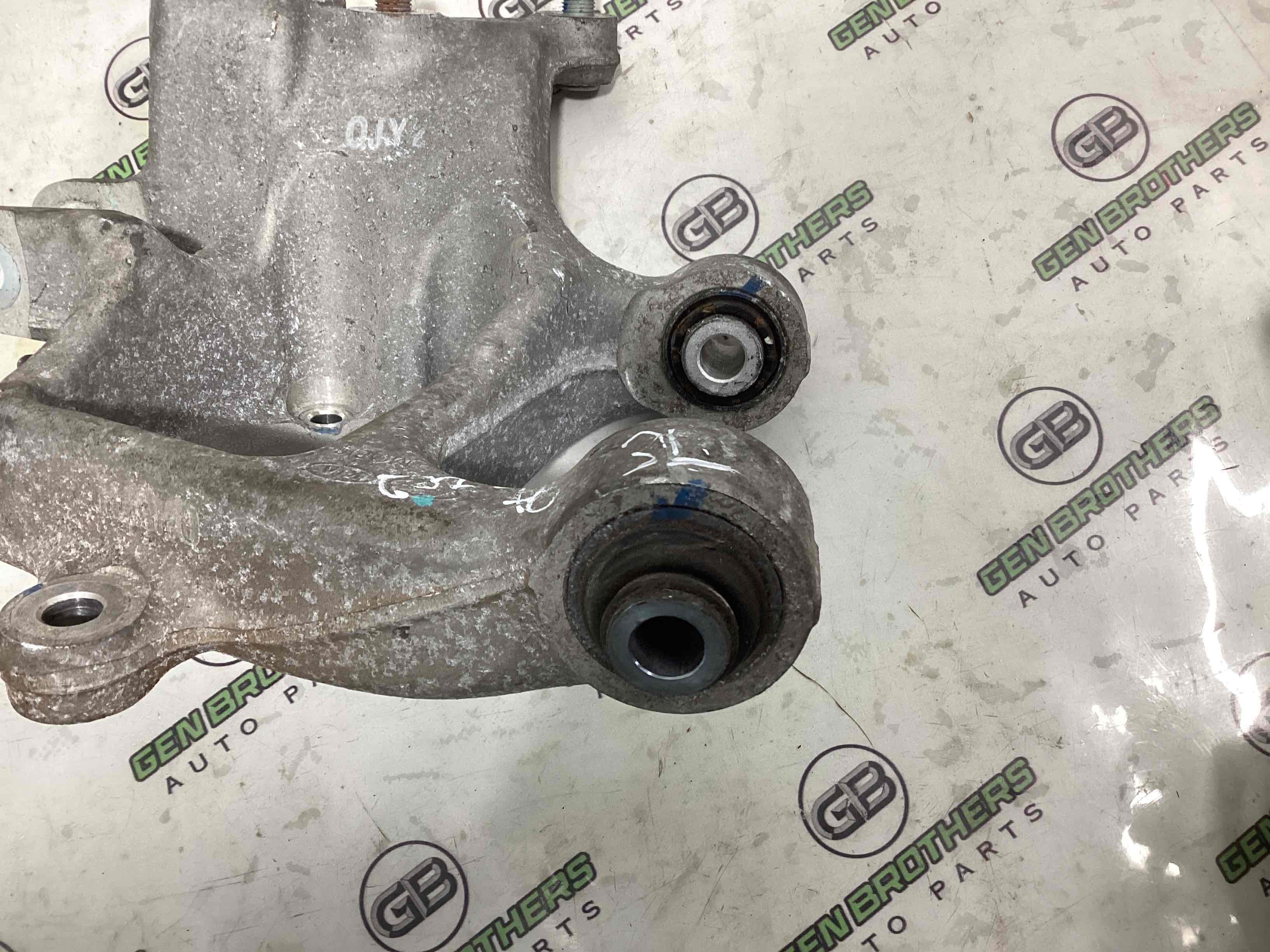 Кулак задній лівий