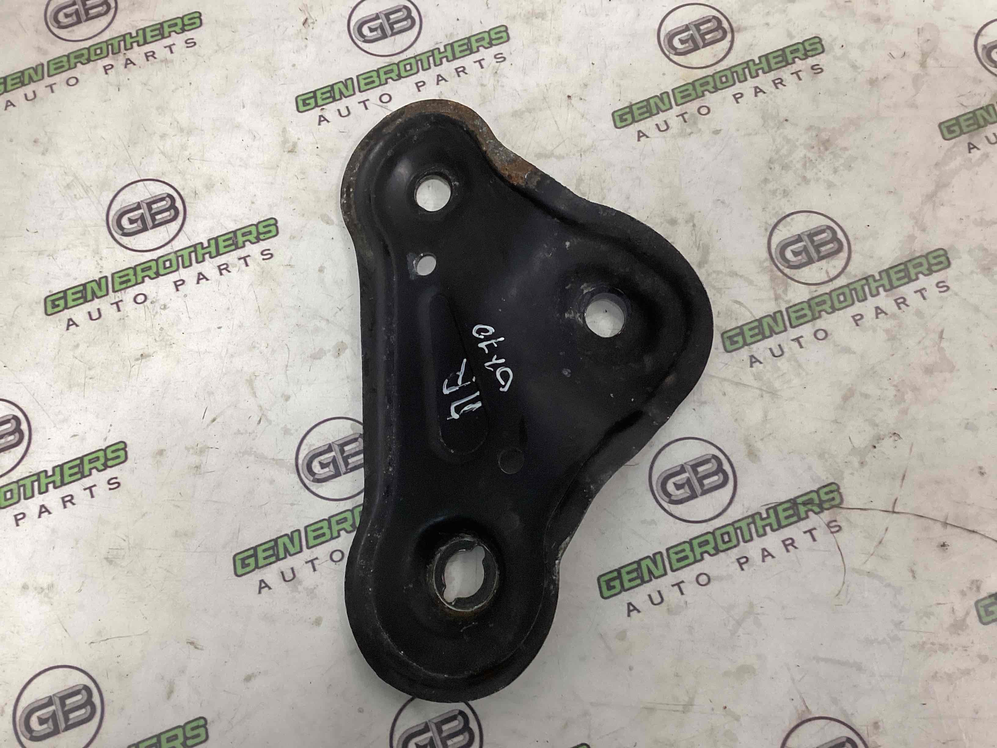 Кронштейн переднього підрамника