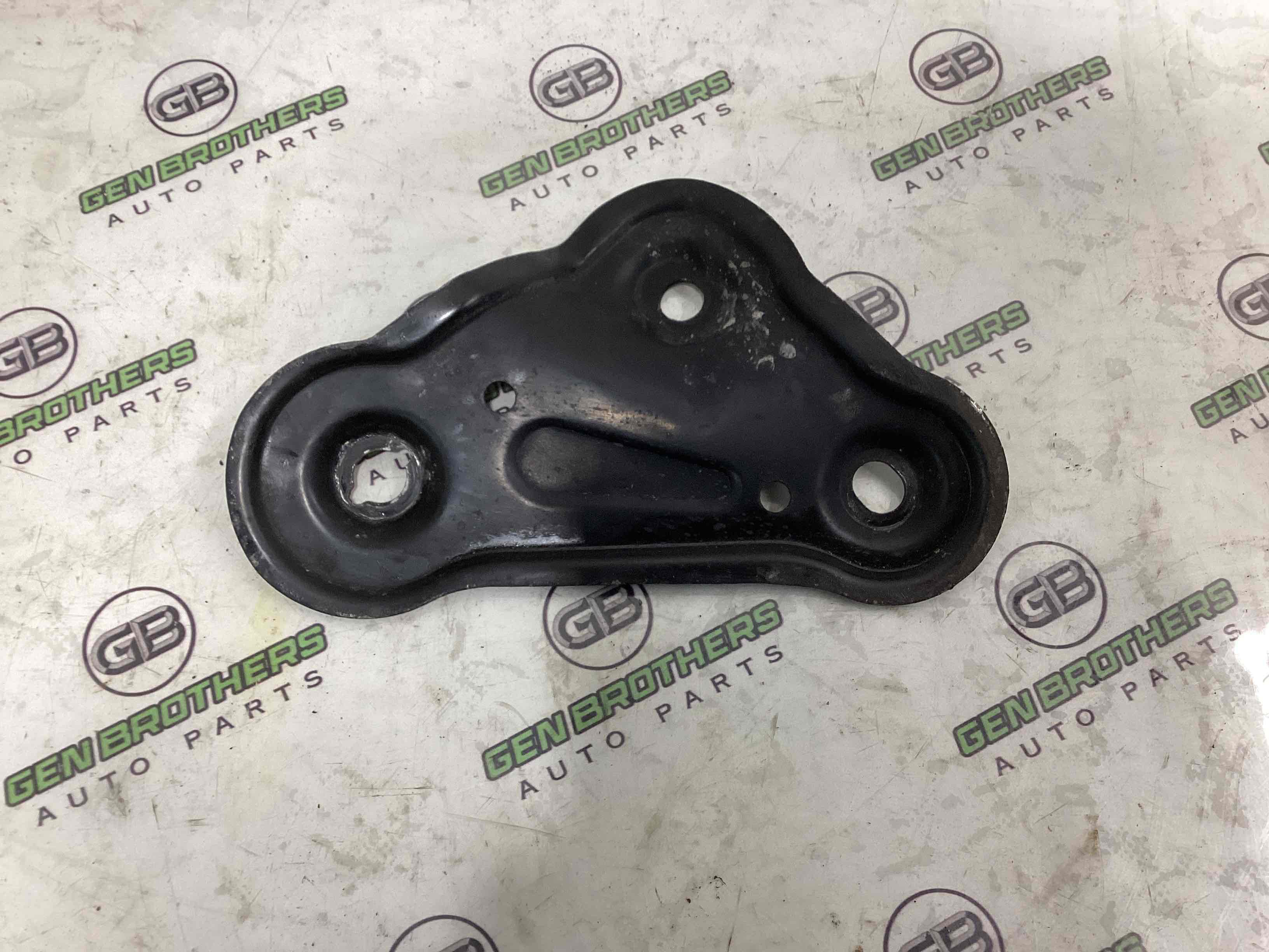 Кронштейн переднього підрамника