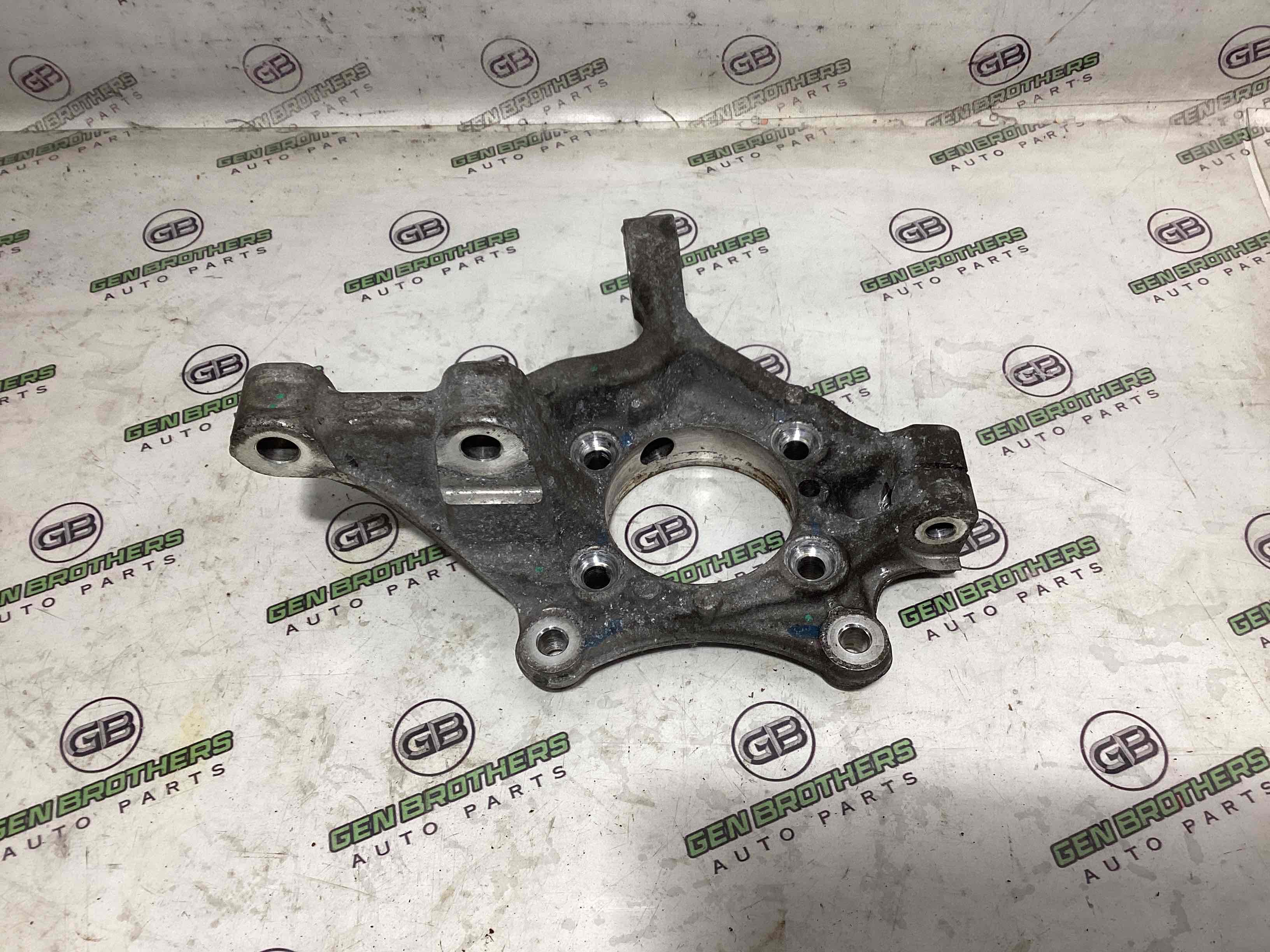 Кулак поворотний правий