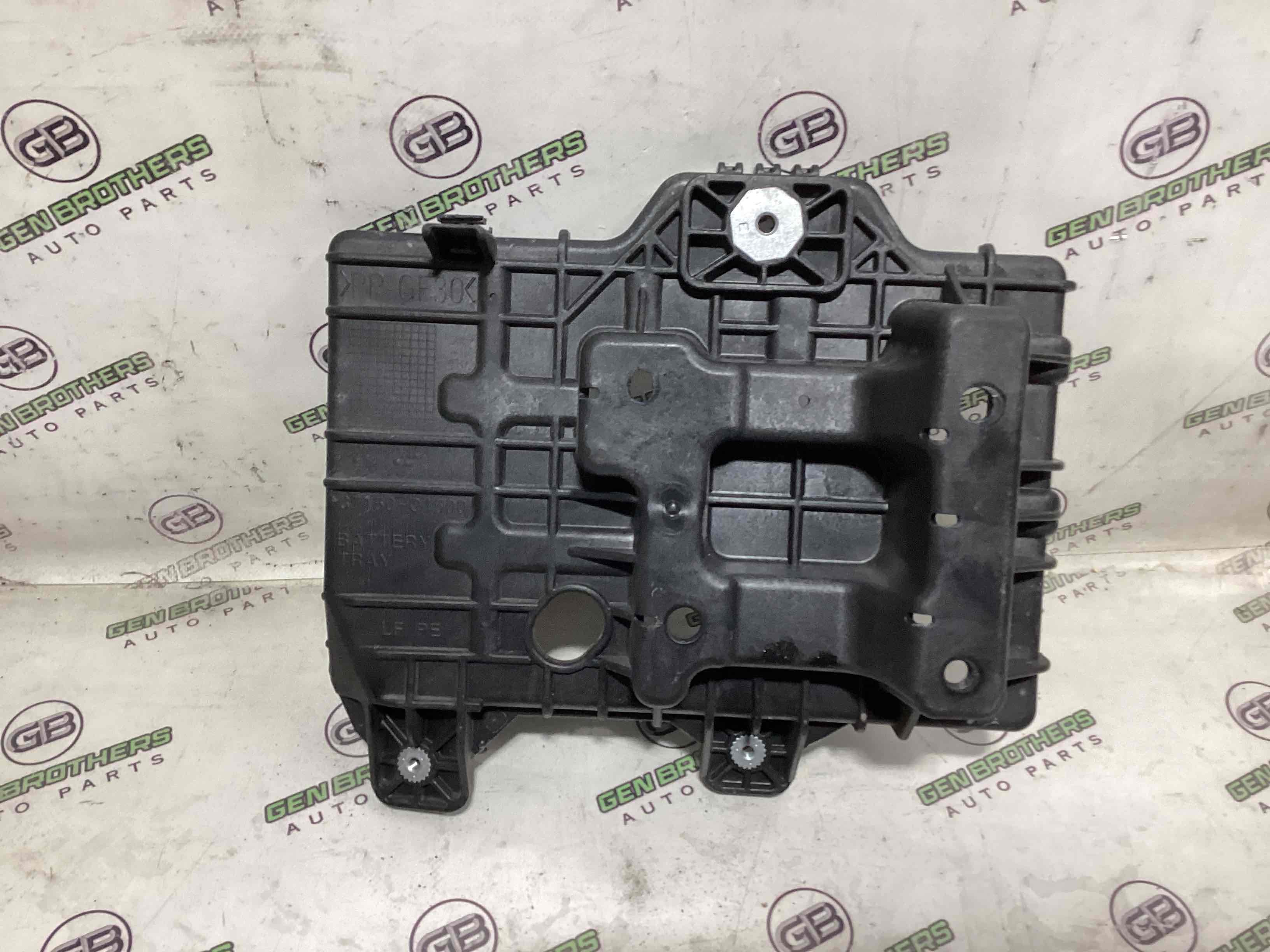 Полиця акумулятора, кришка, кріплення майданчик АКБ