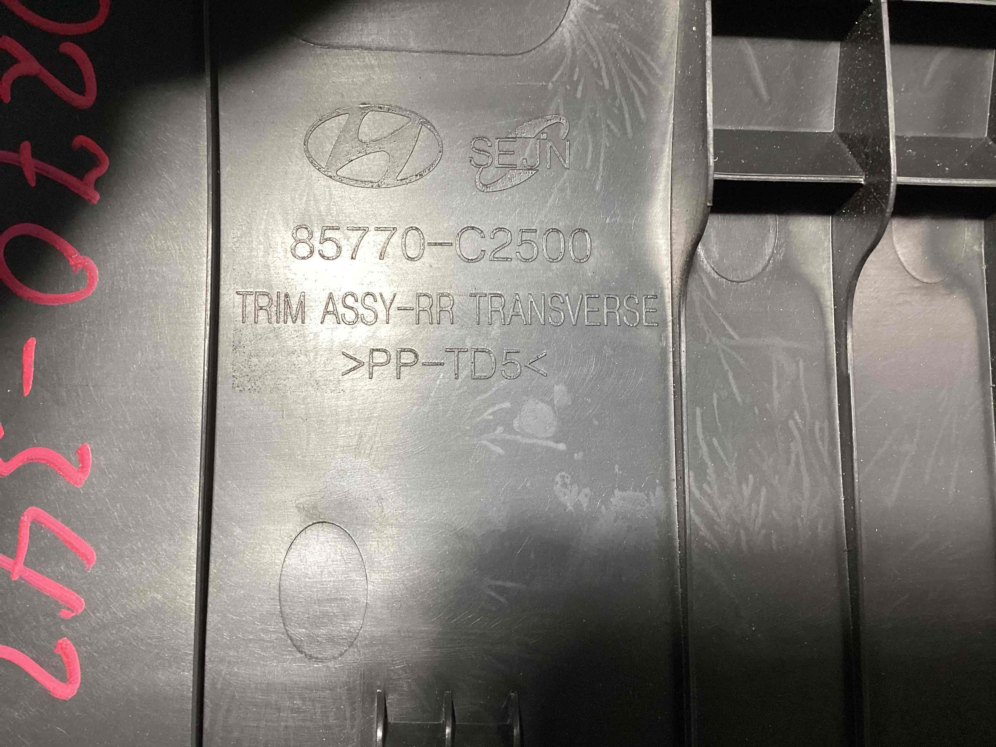 Елементи оздоблення багажника