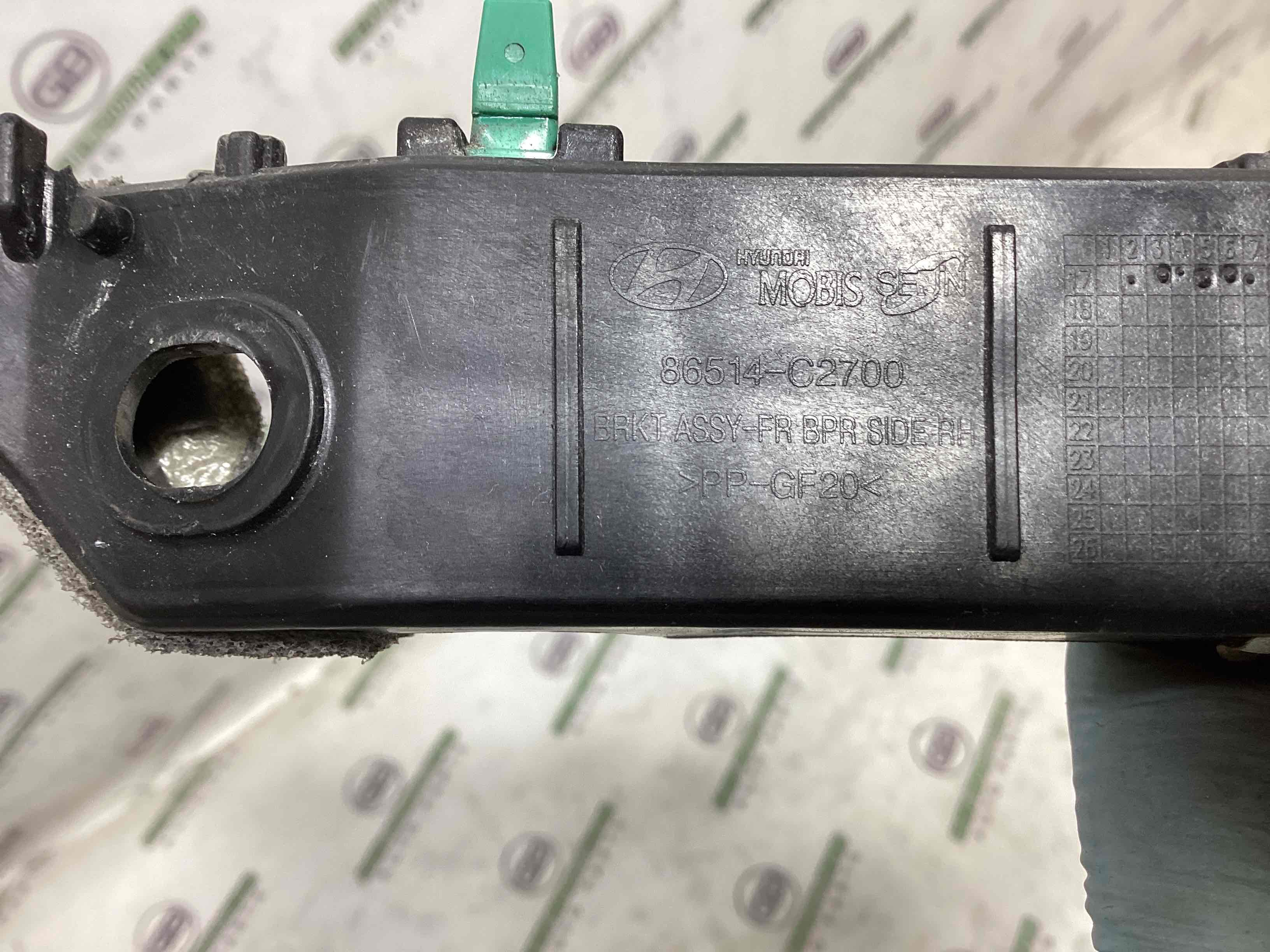 Кріплення переднього бампера праве