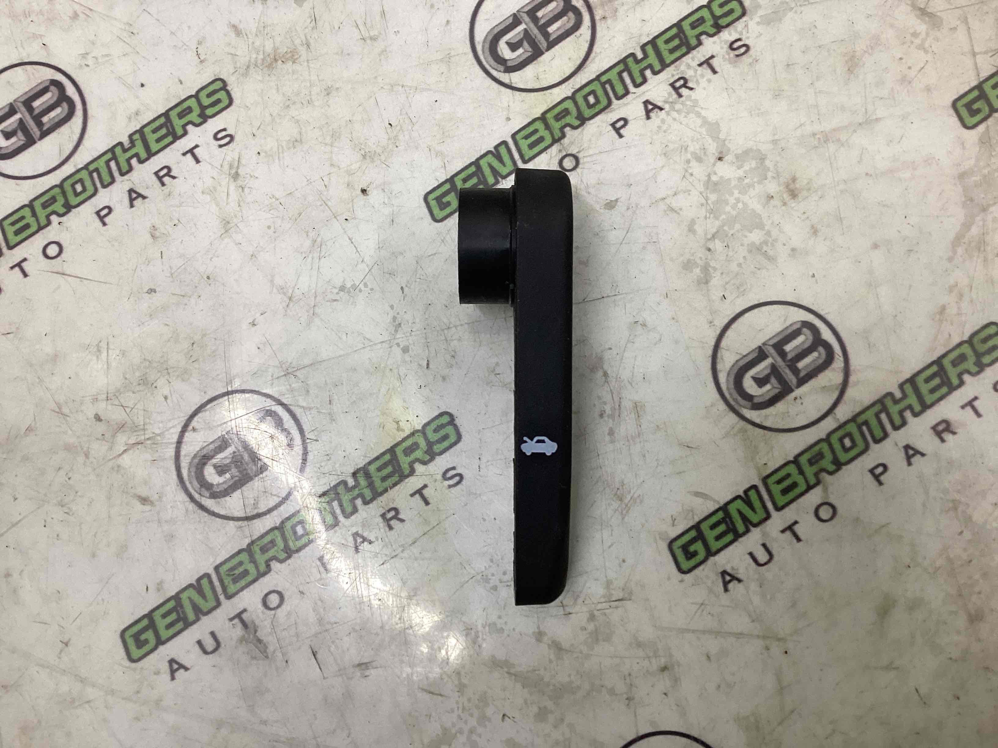 Ручка відкривання капота