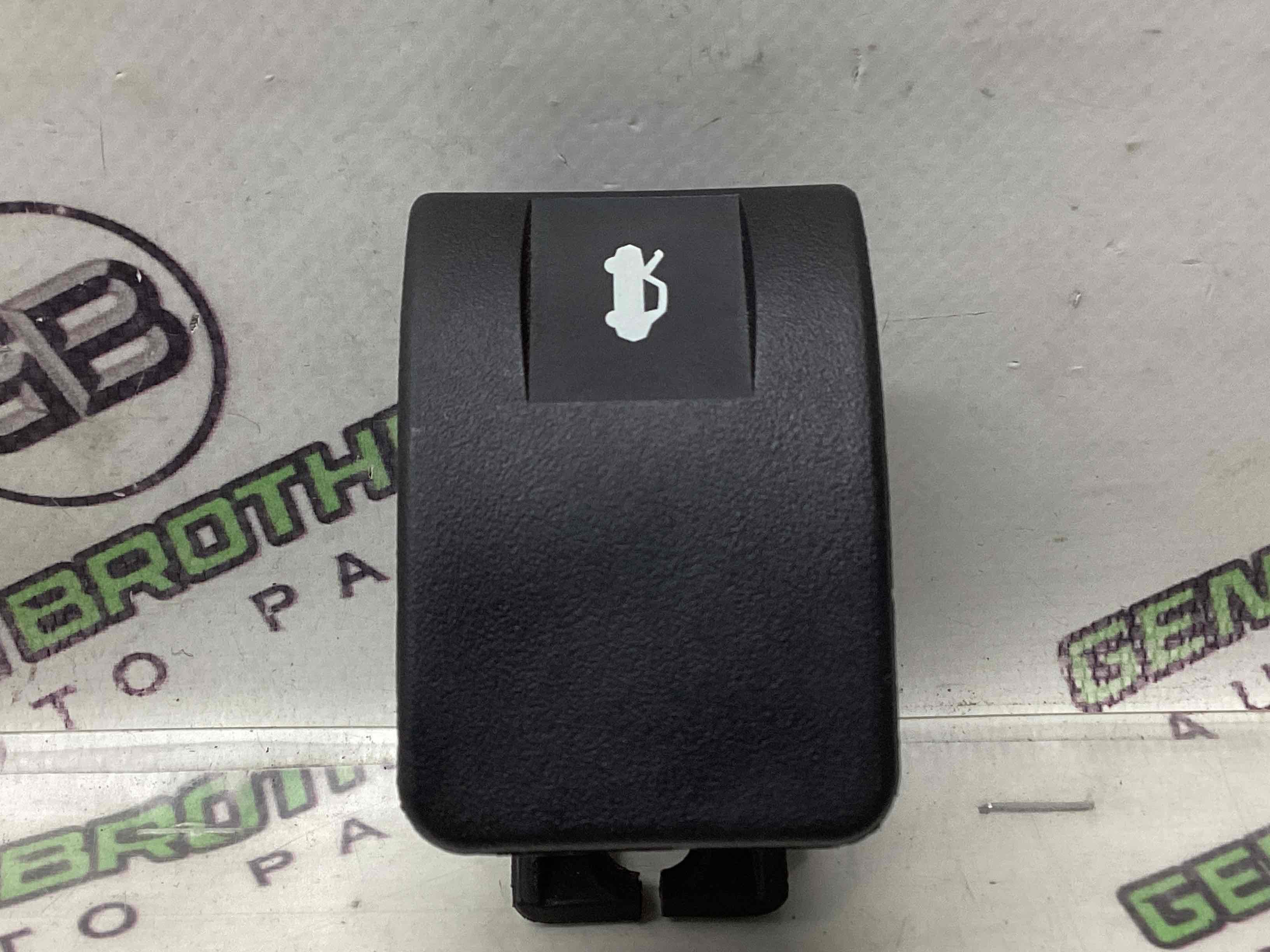 Ручка відкривання капота