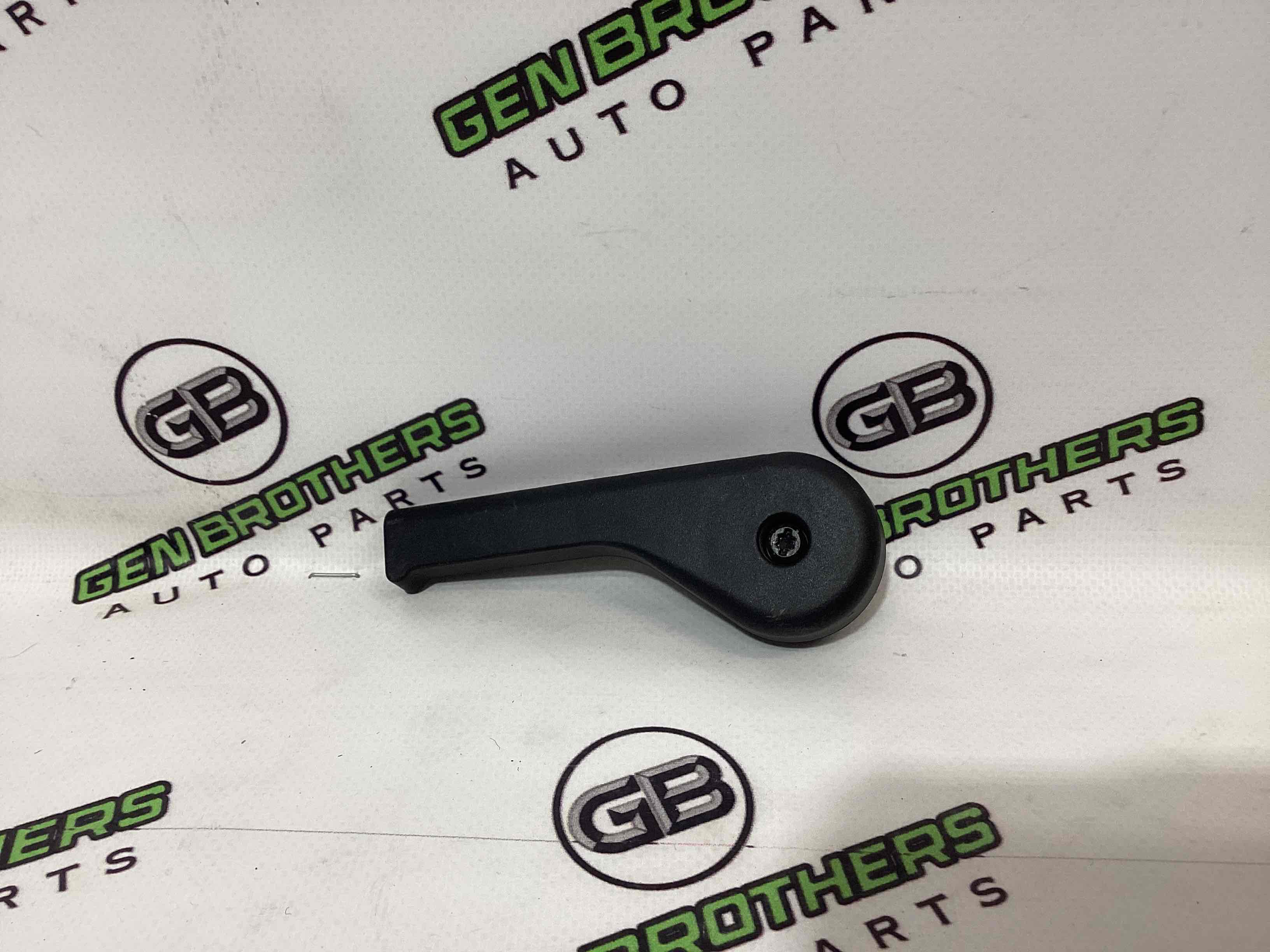 Ручка відкривання капота