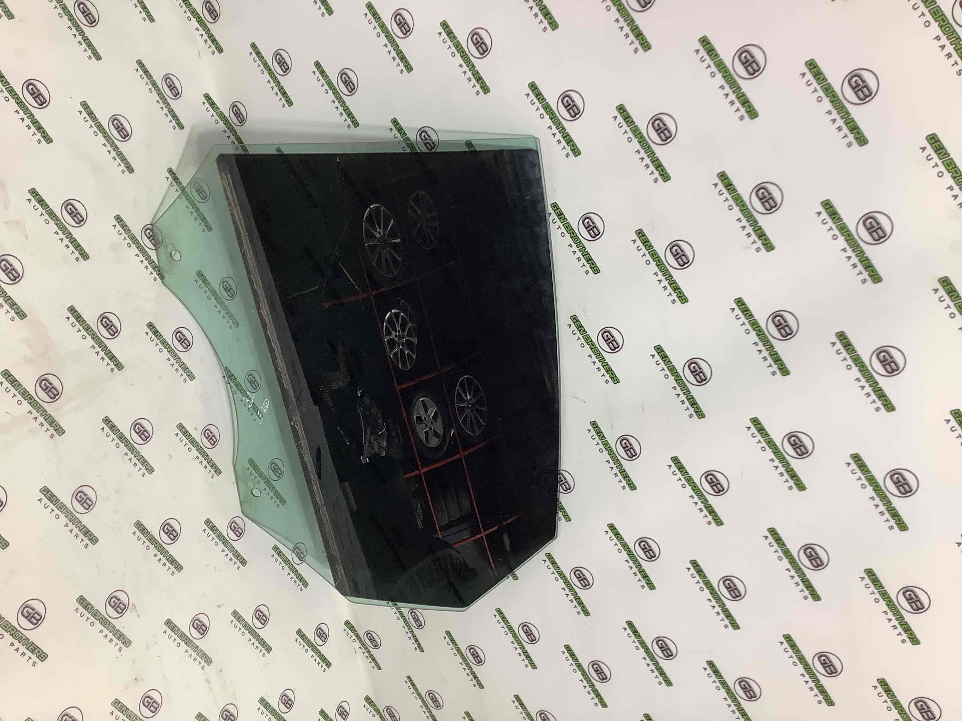 Скло заднє ліве