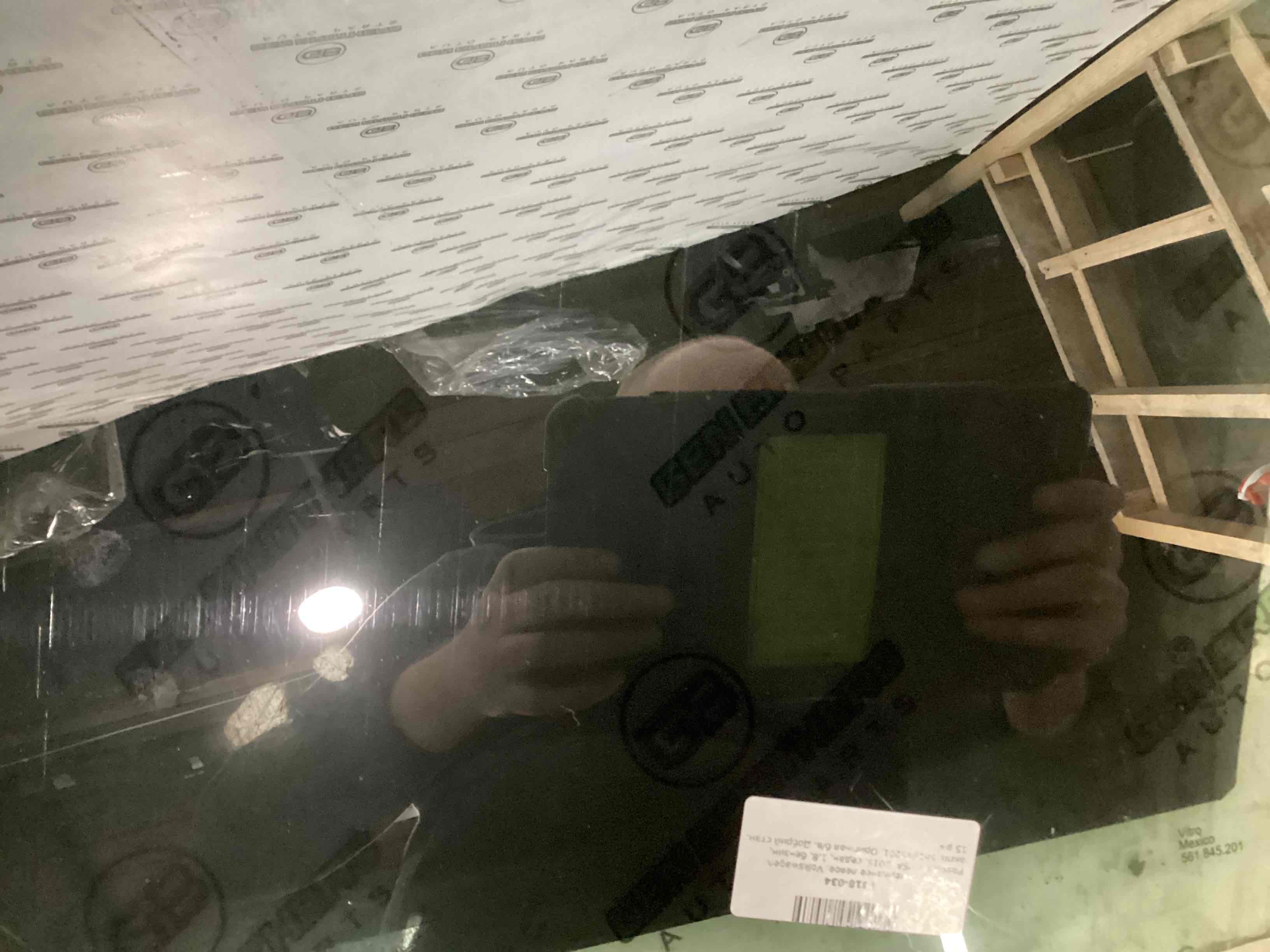 Скло переднє ліве