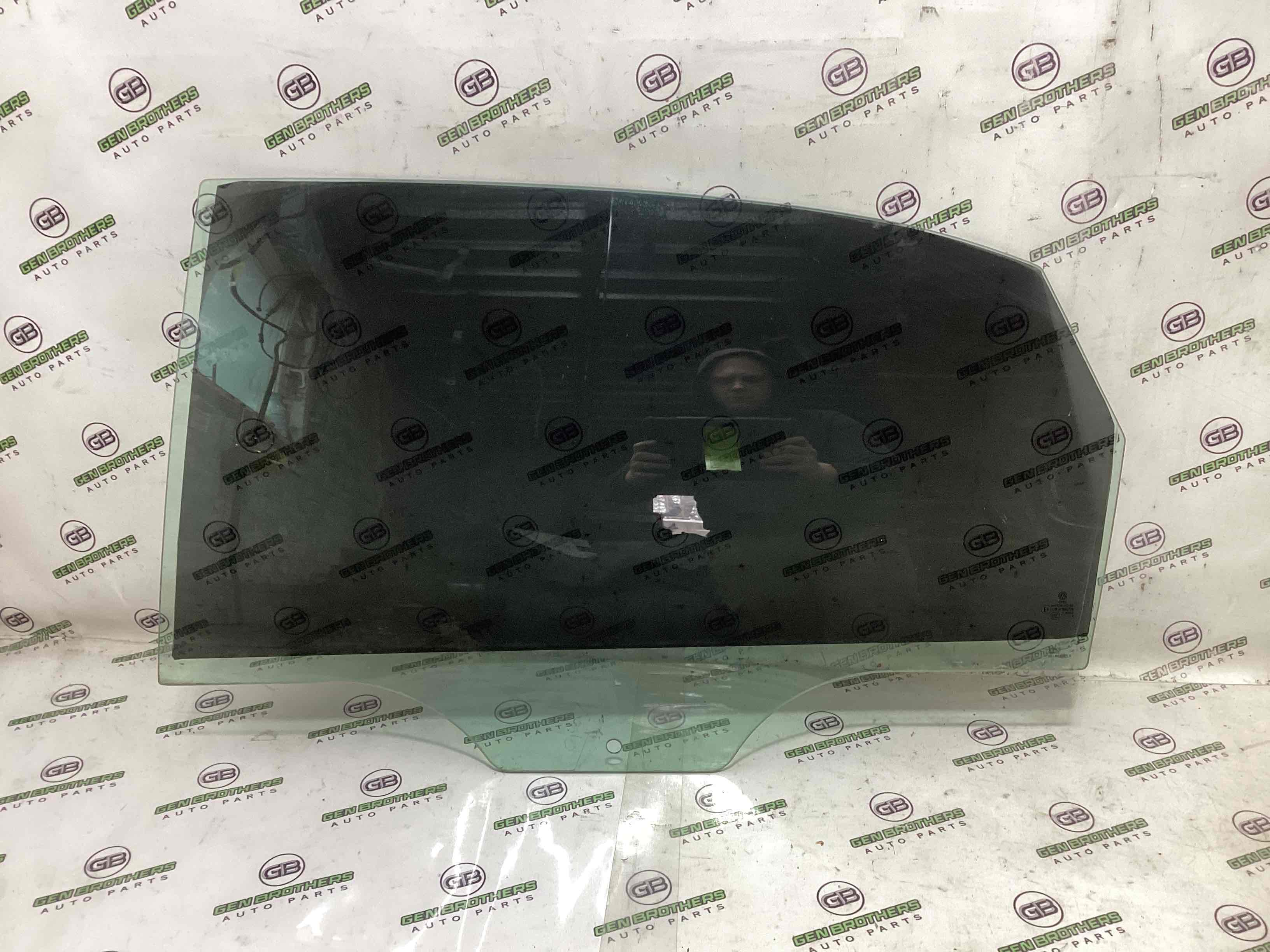 Скло заднє ліве