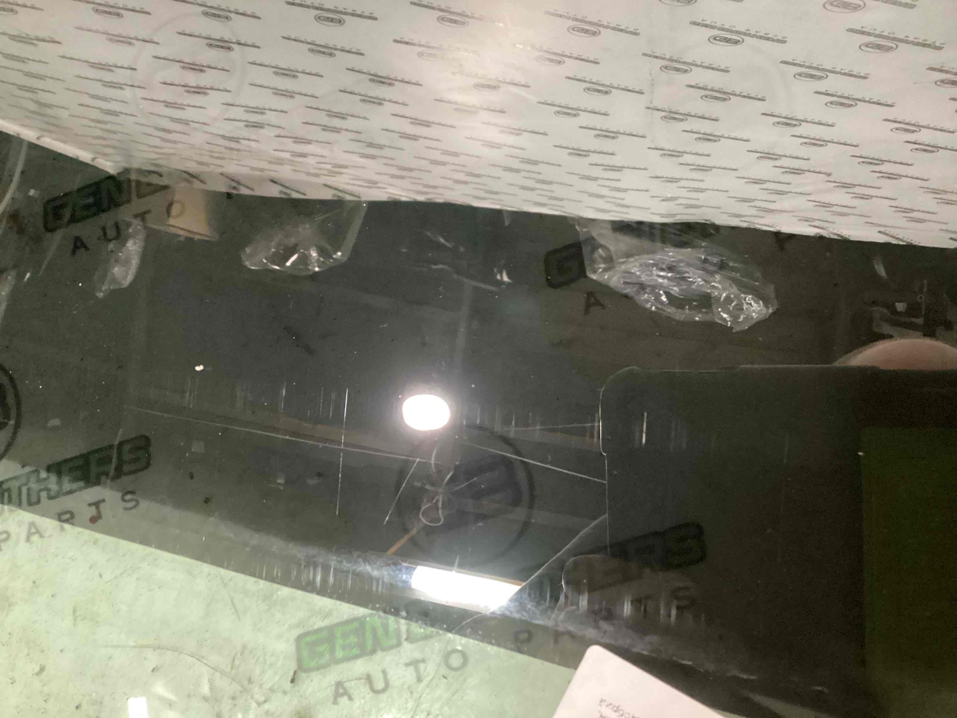 Скло заднє праве