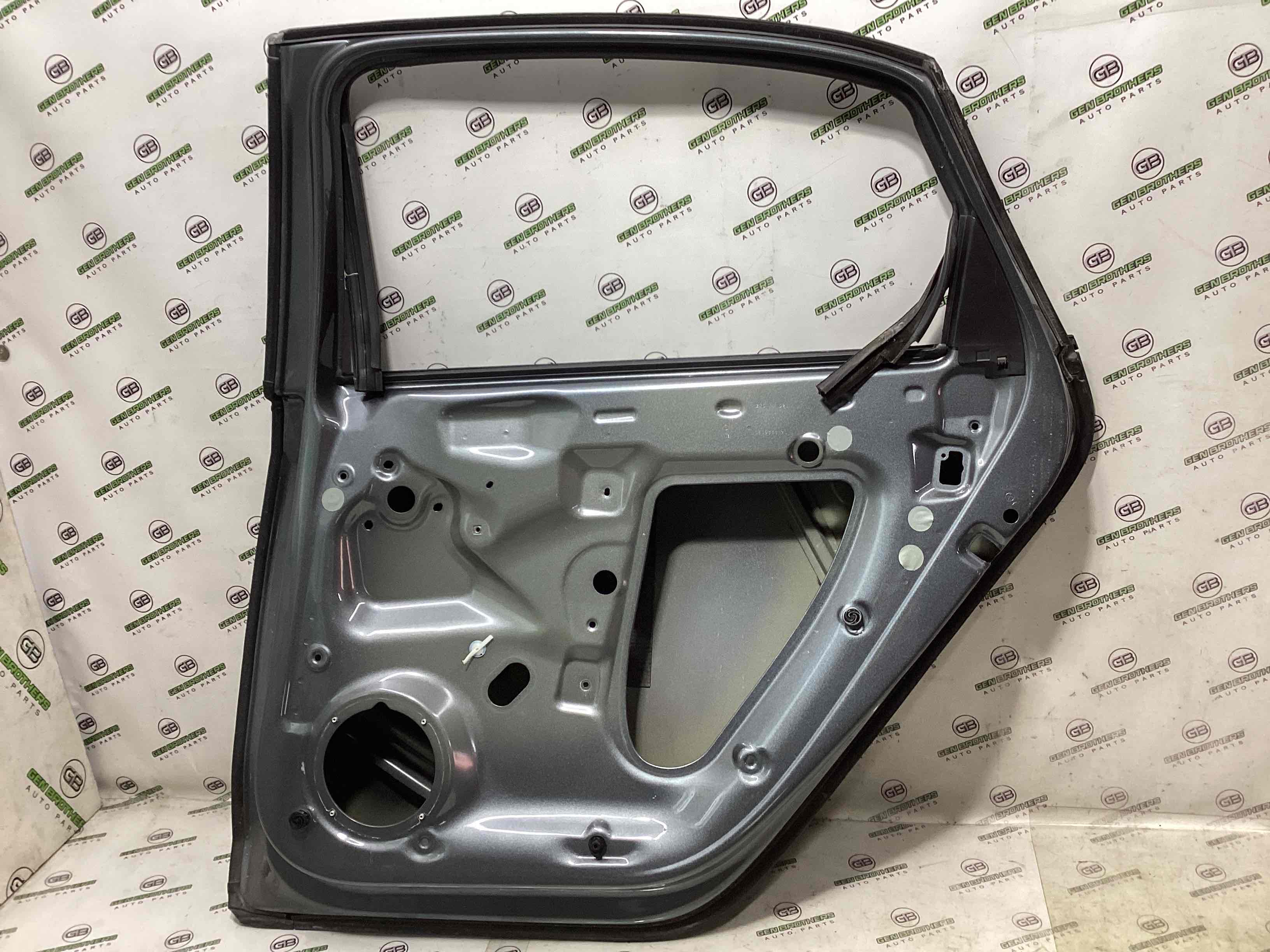 Двері задні права