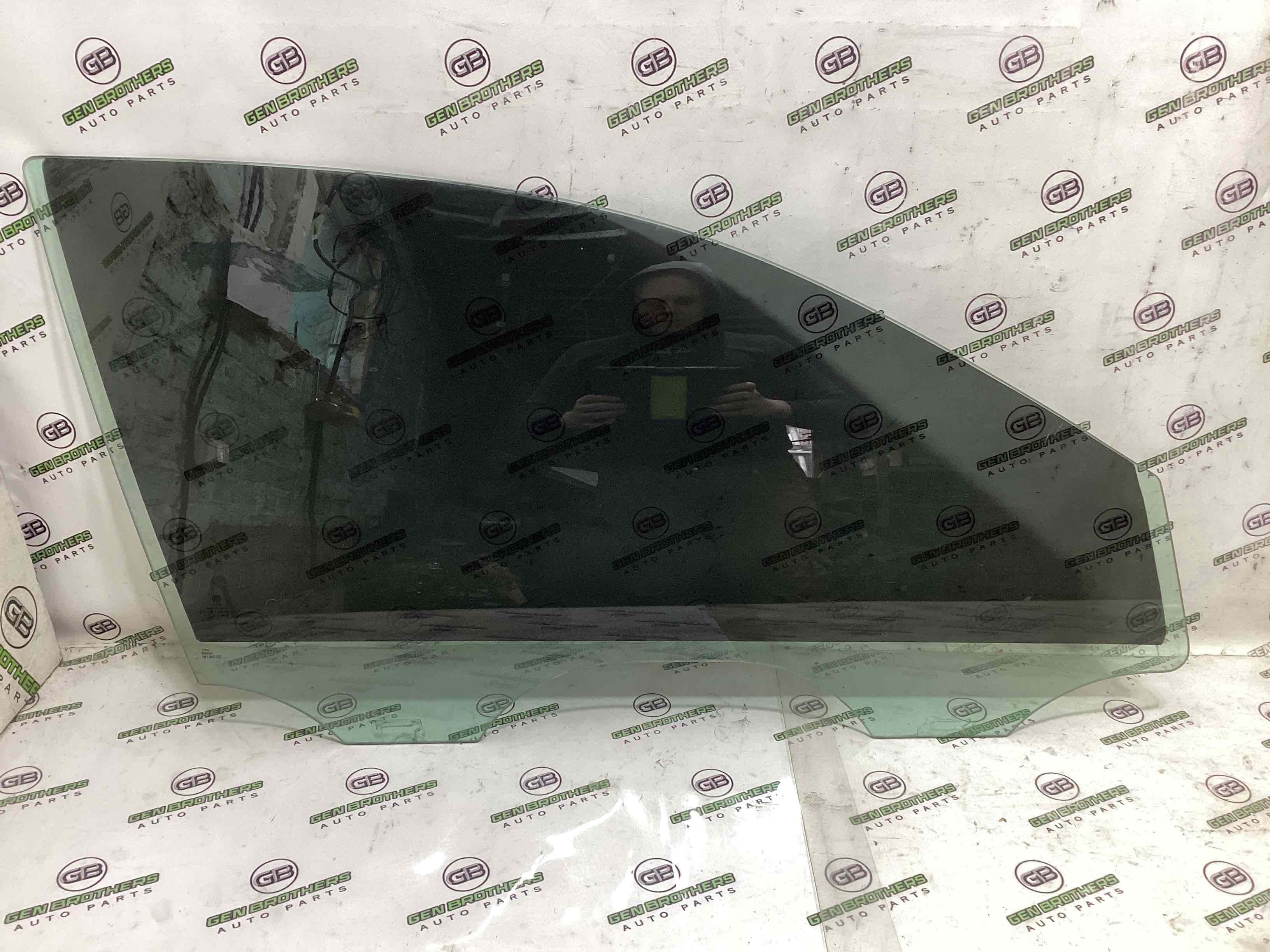 Скло переднє праве