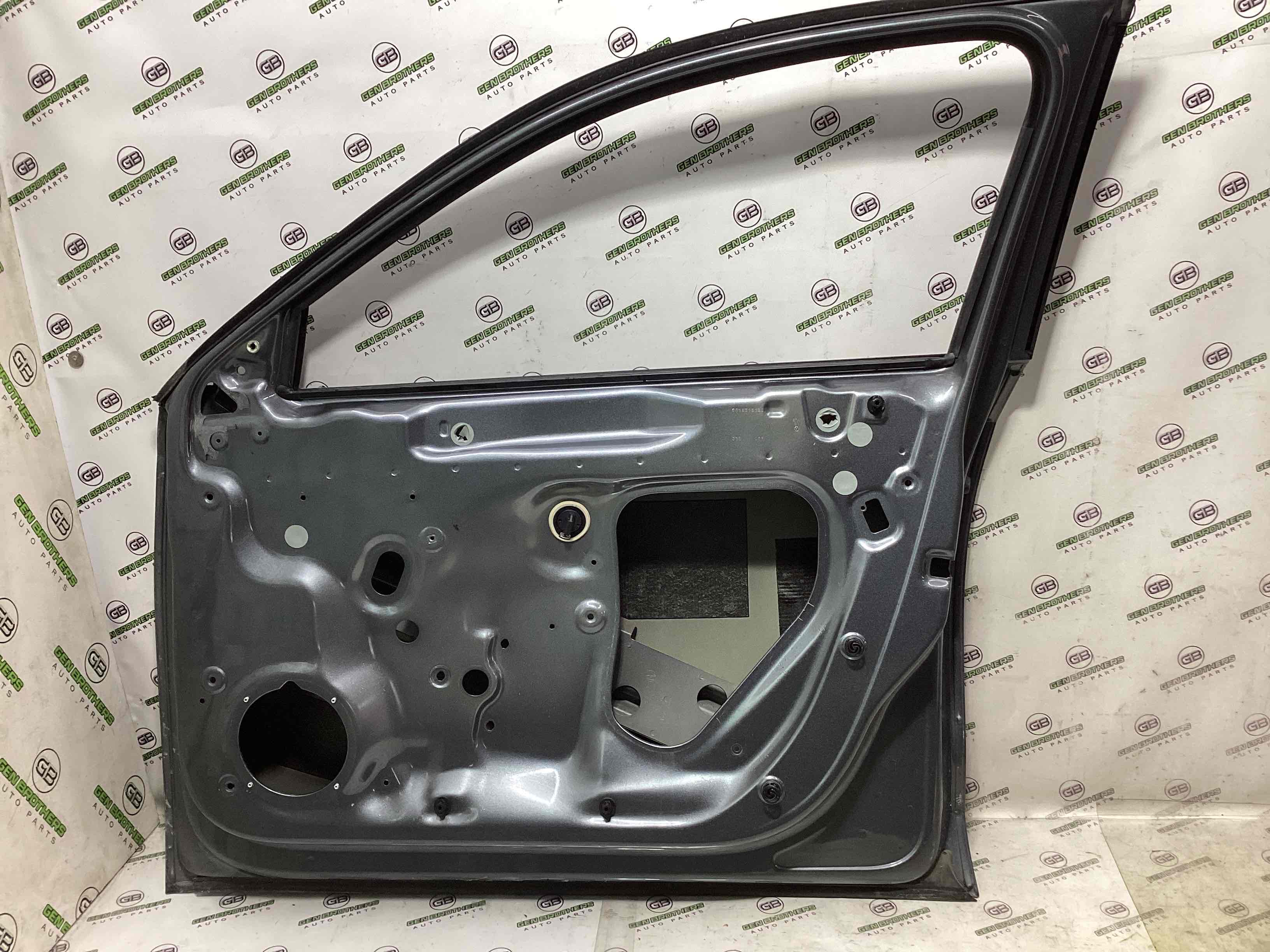 Двері передні права