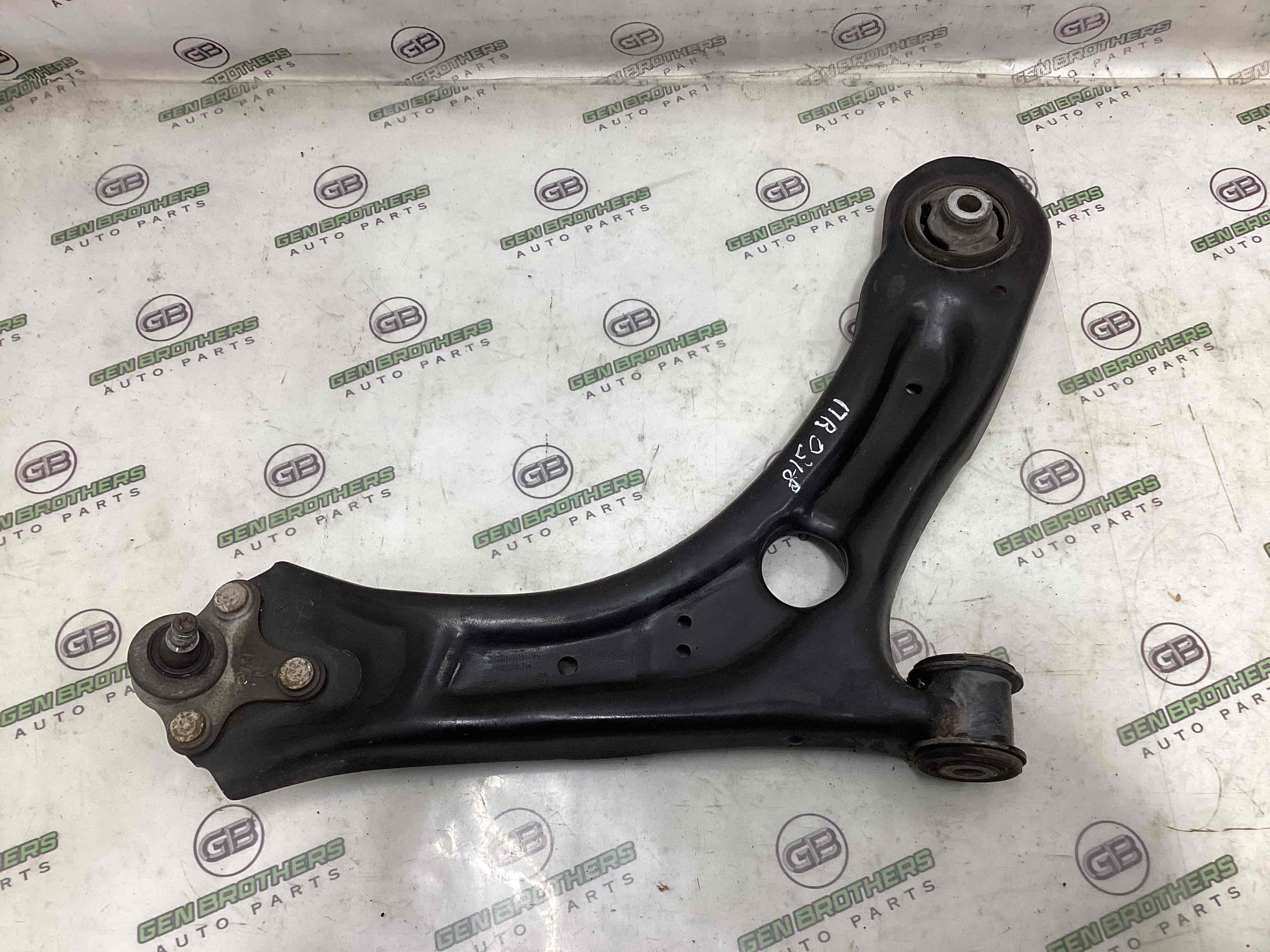 Важіль передній правий