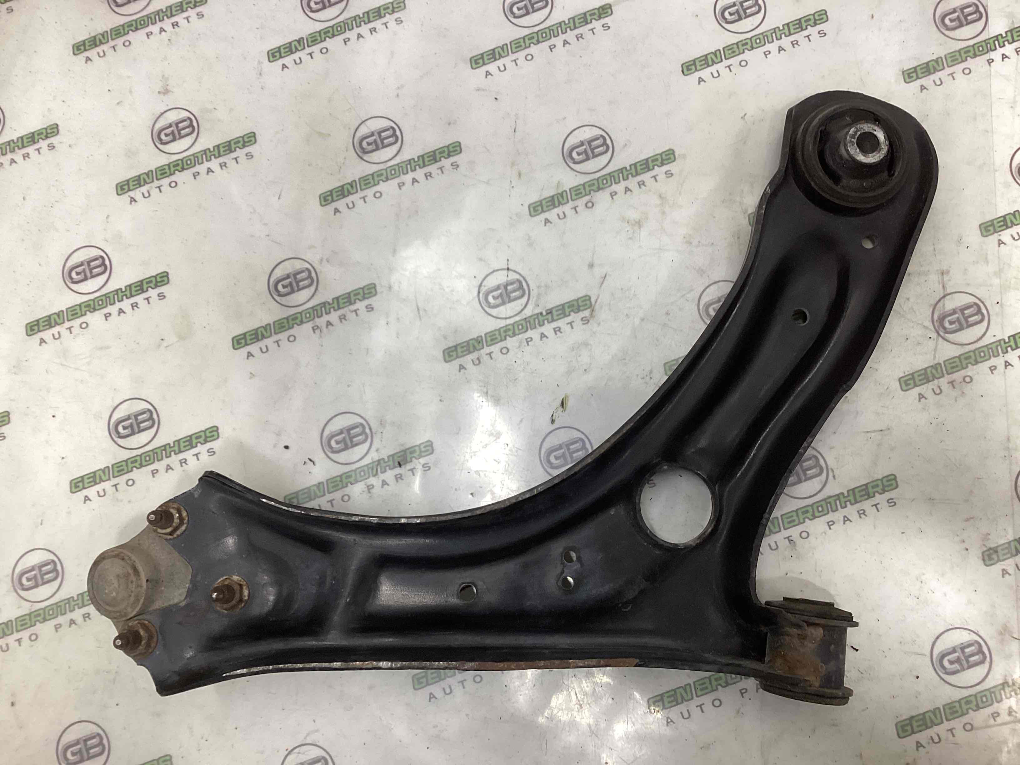 Важіль передній лівий