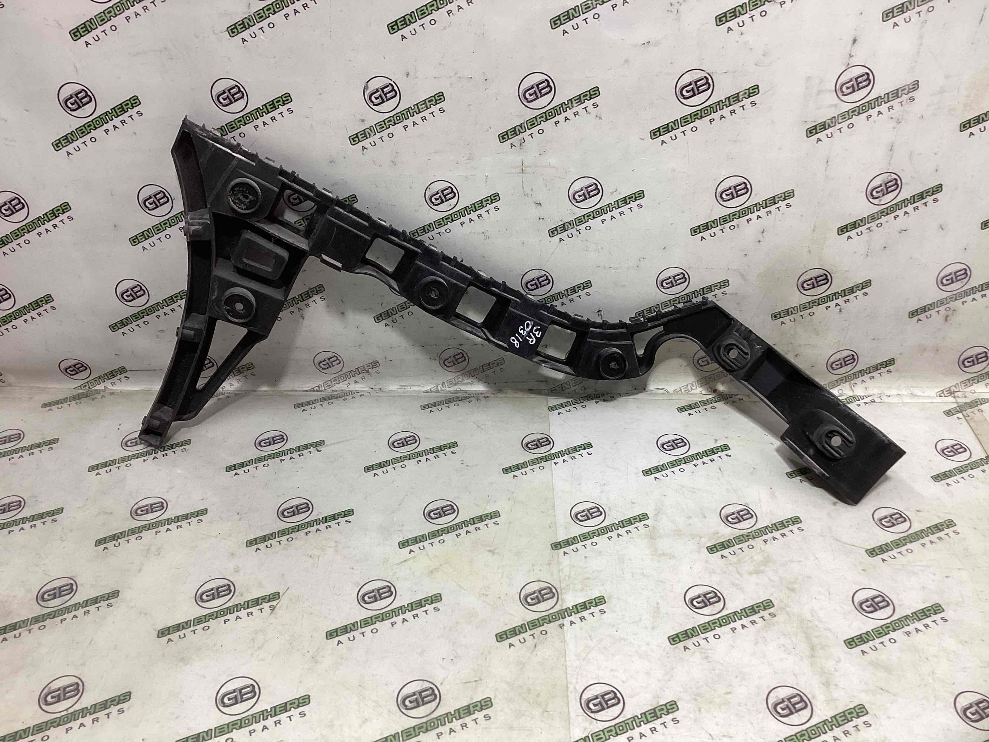 Кріплення заднього бампера праве