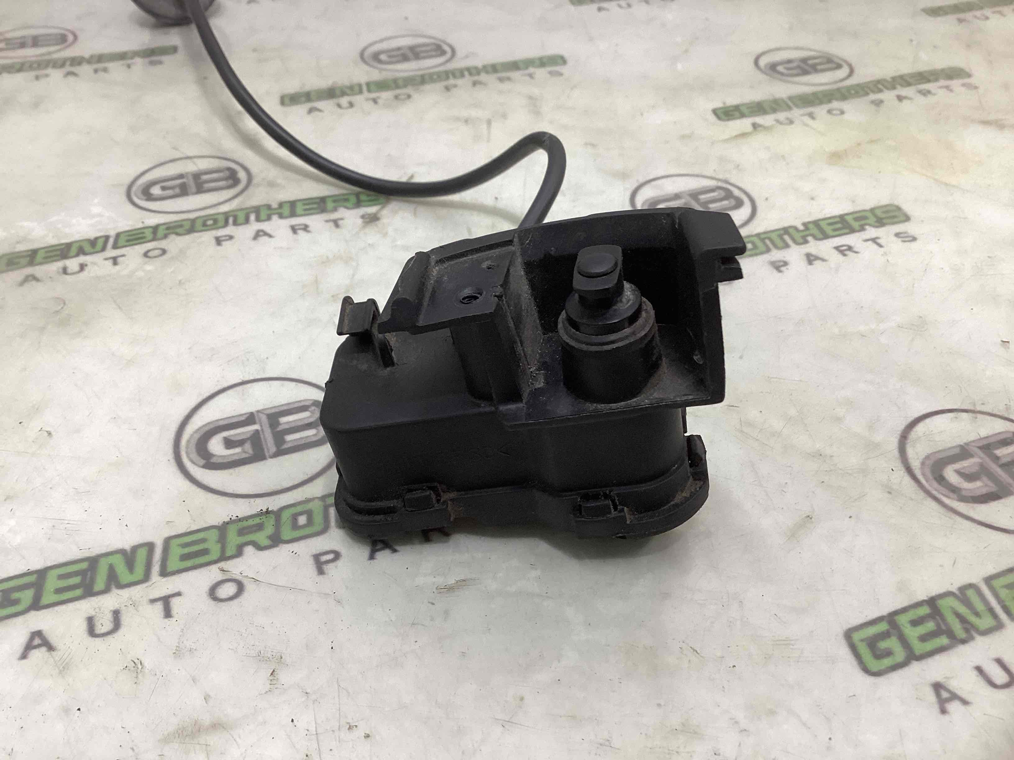 Замок лючка бензобака