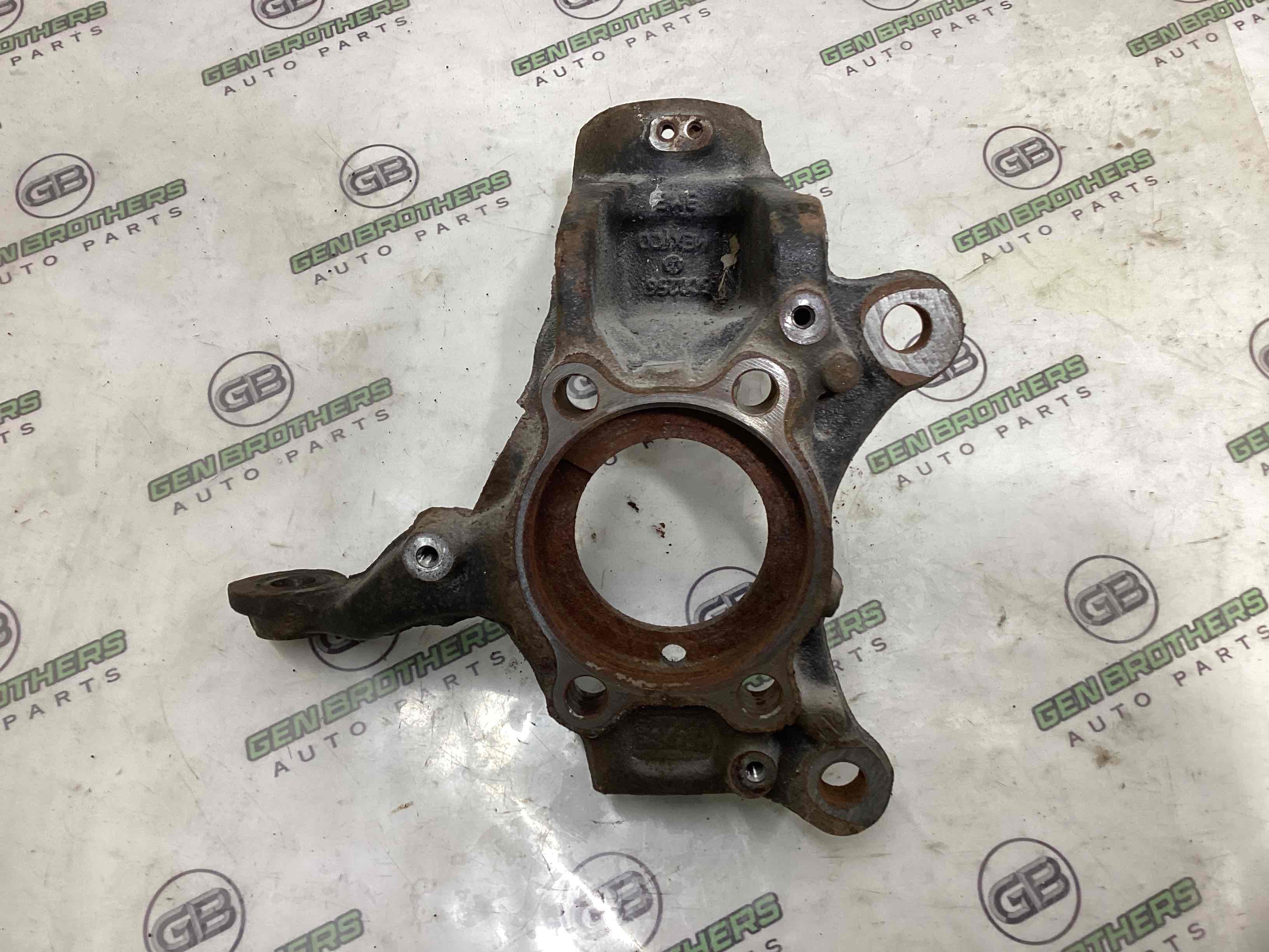 Кулак поворотний правий