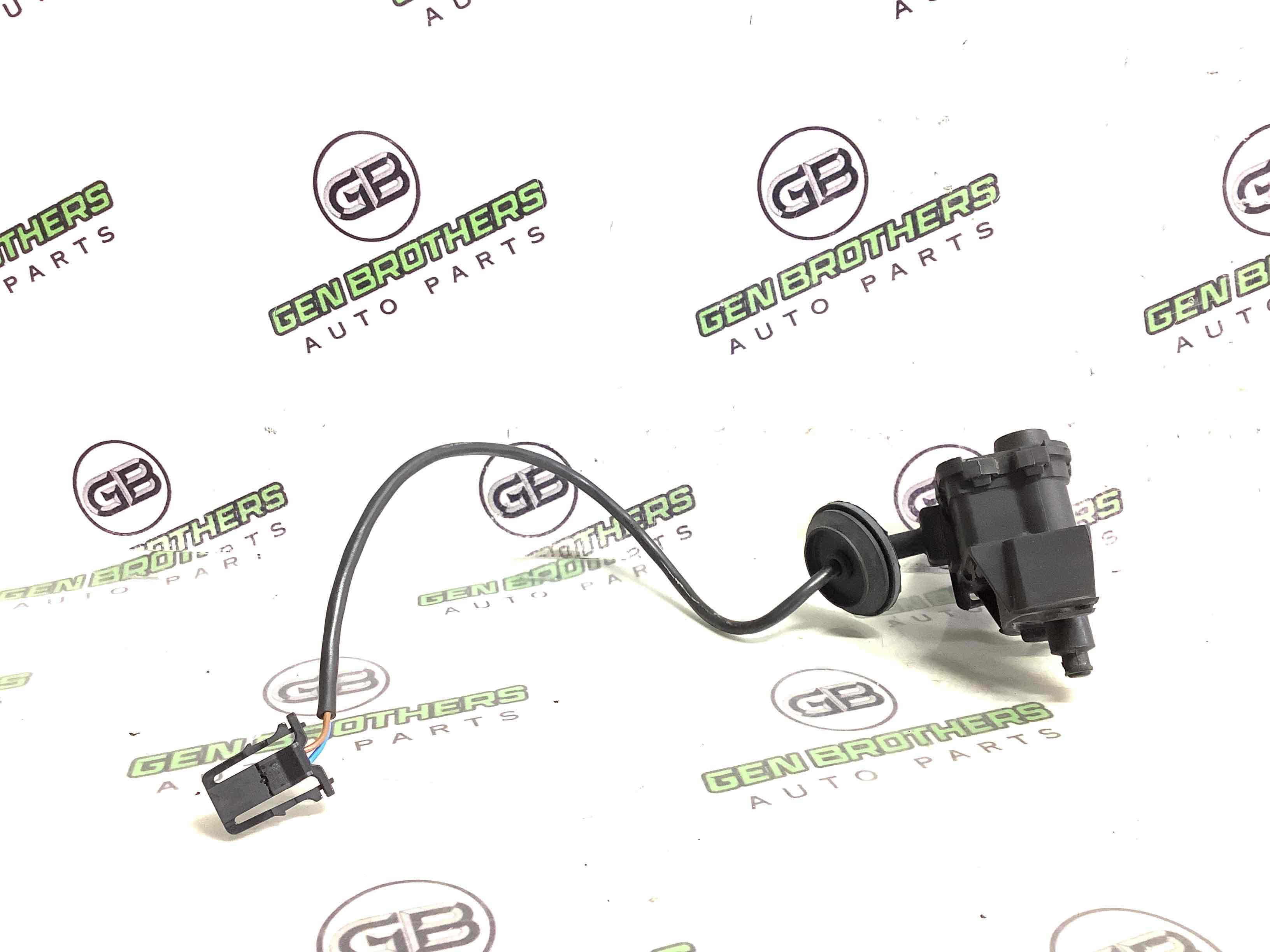 Замок лючка бензобака