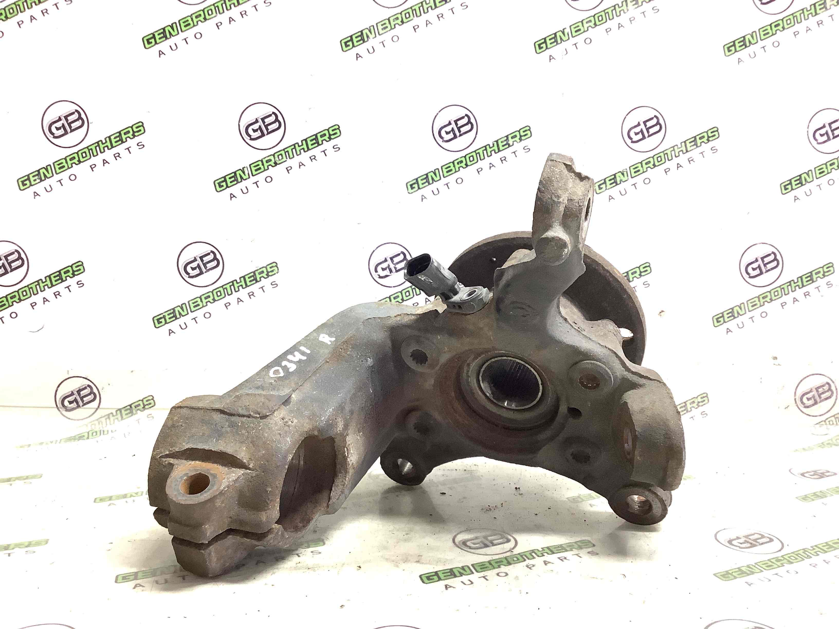 Кулак поворотний правий