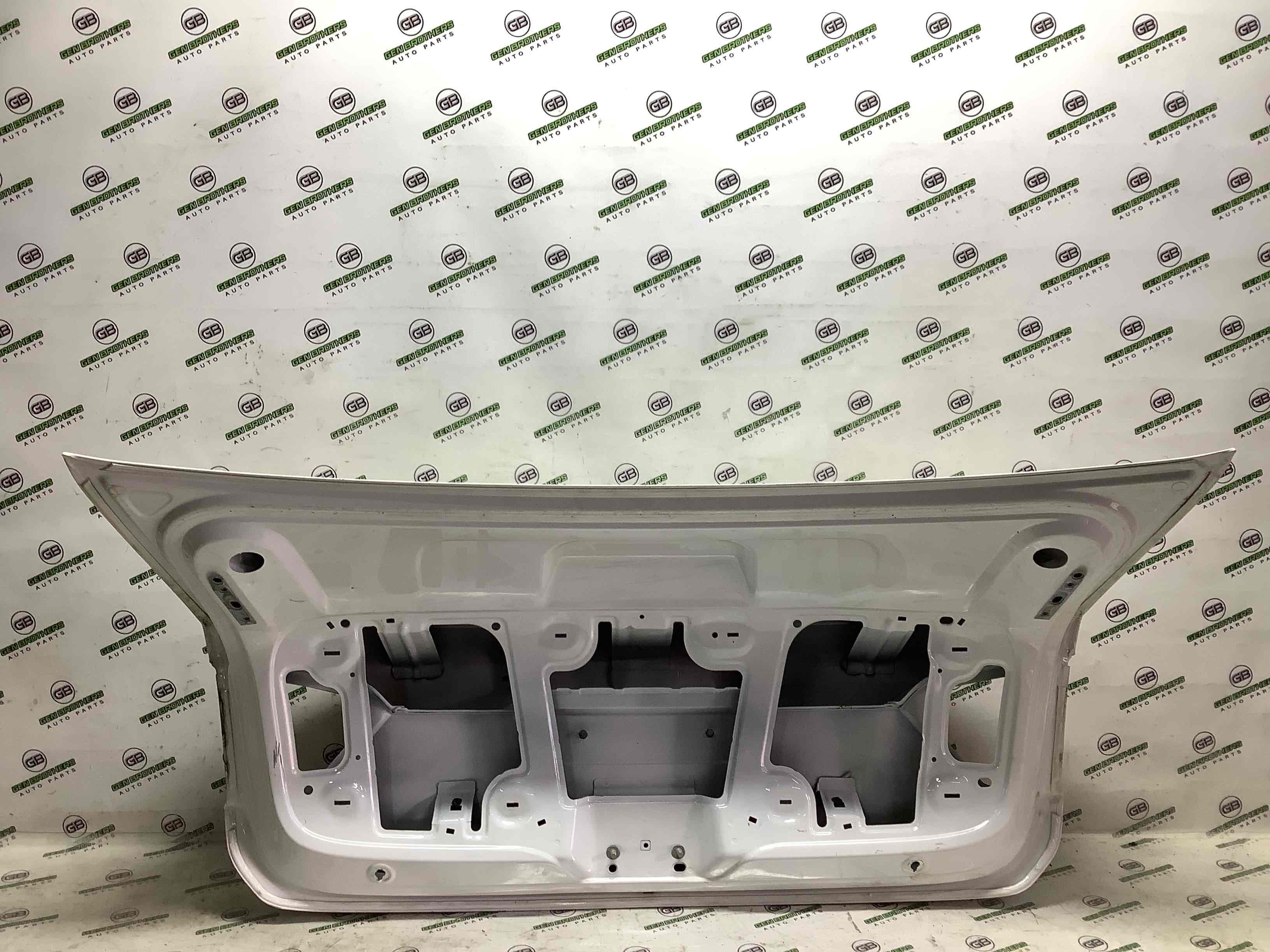 Кришка багажника, двері багажника