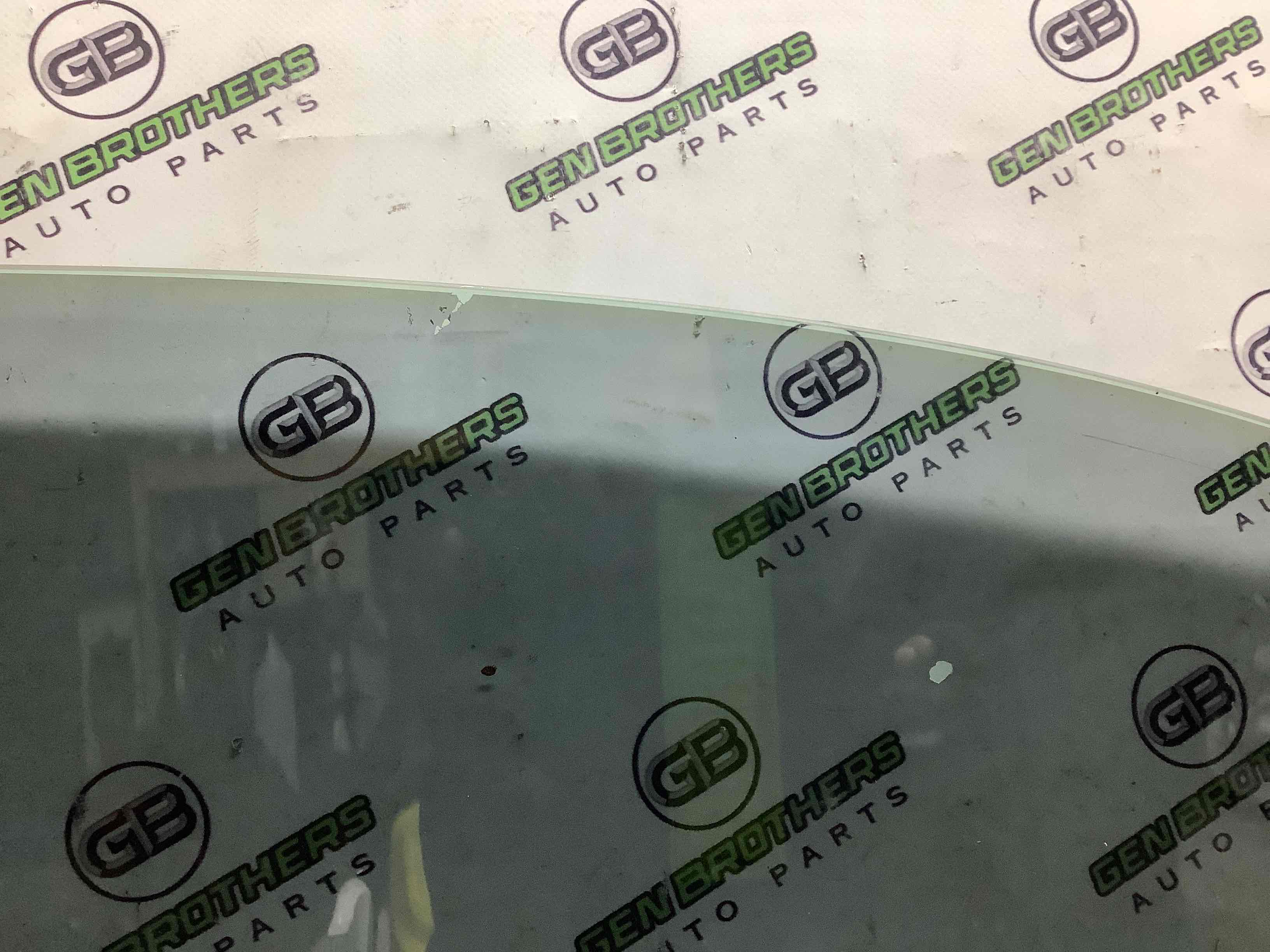 Скло переднє ліве