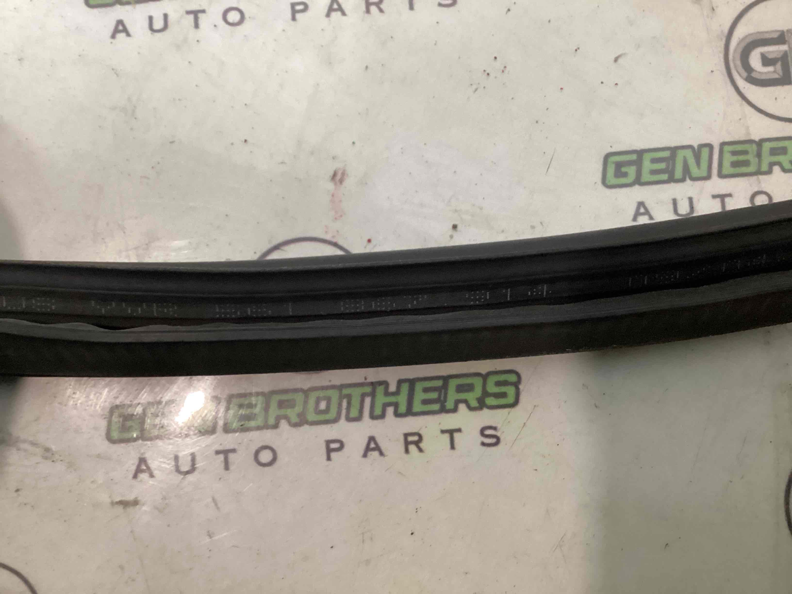 Ущільнювач скла, двері