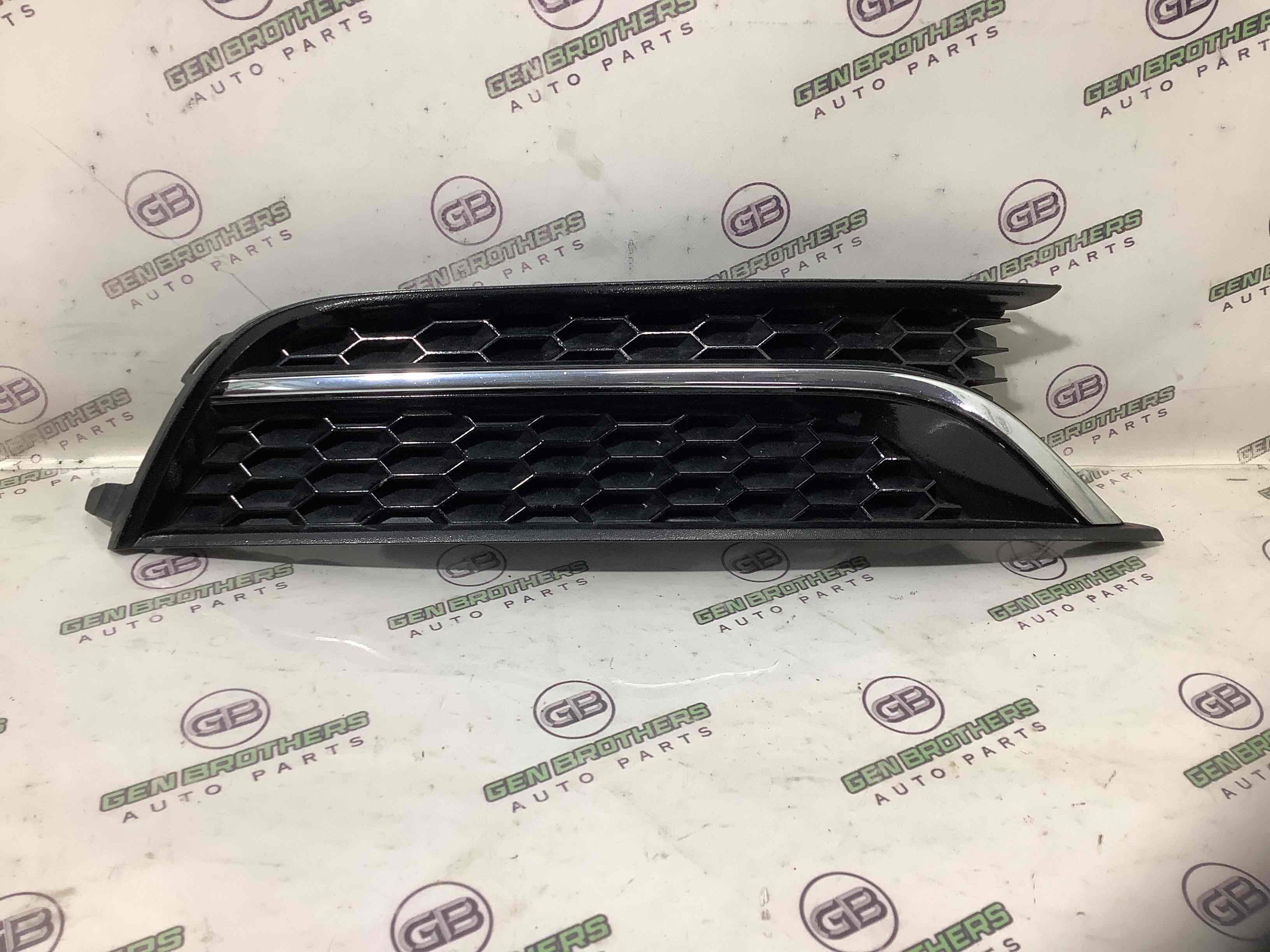 Заглушка, вставка решітка в бампер