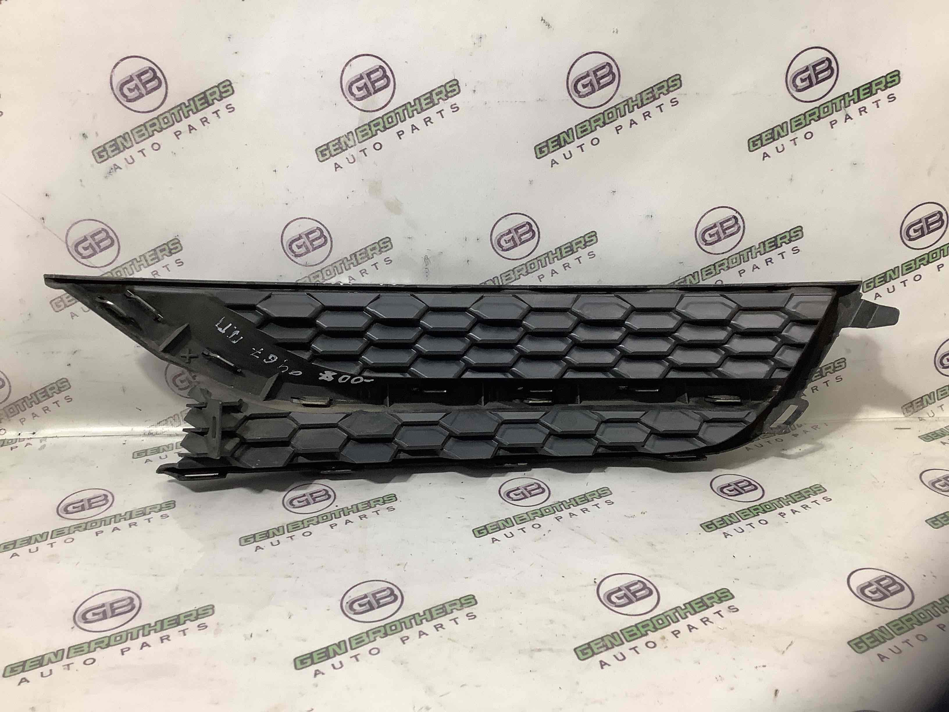 Заглушка, вставка решітка в бампер