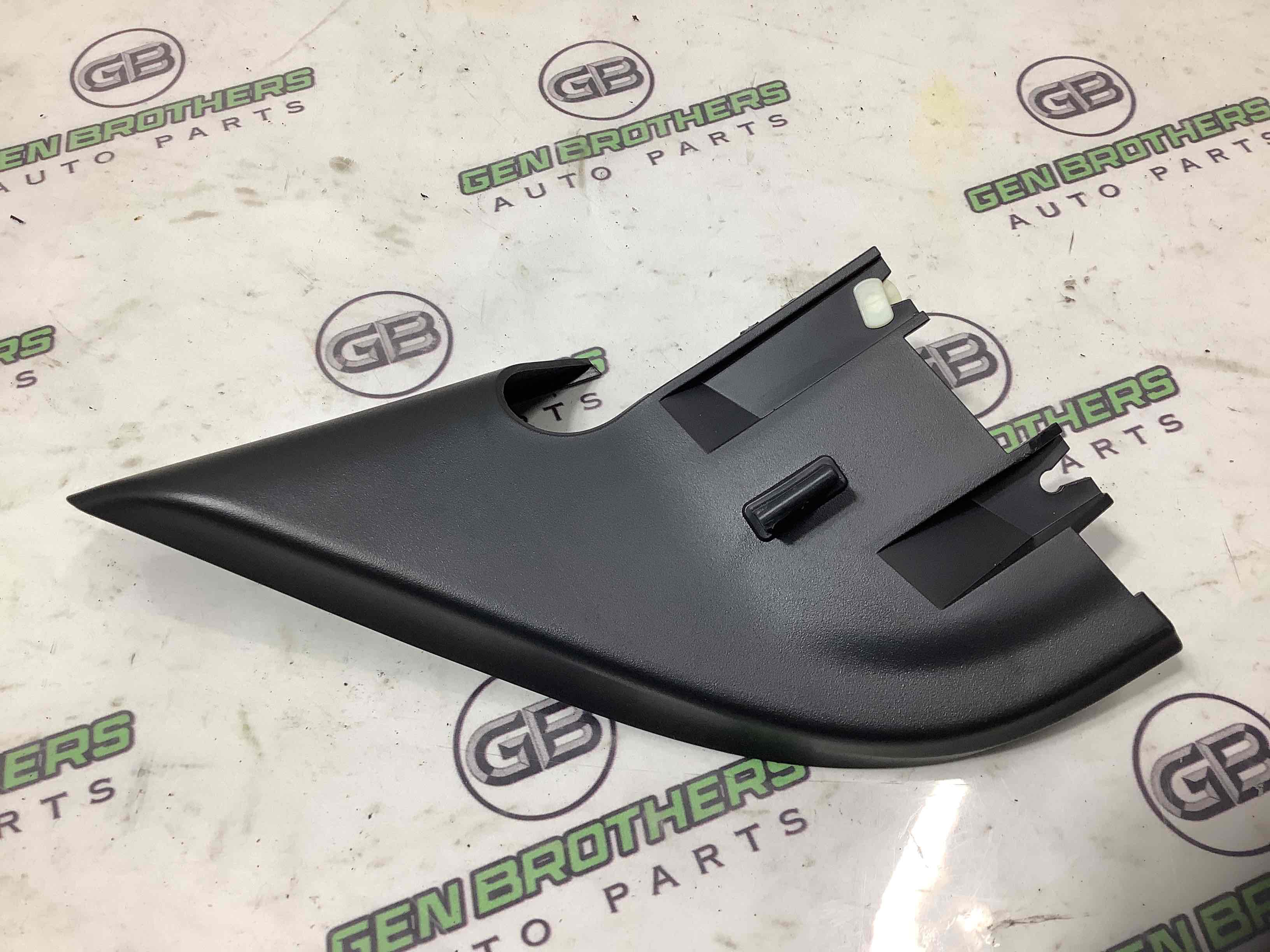 Корпус, накладка, кріплення правого дзеркала