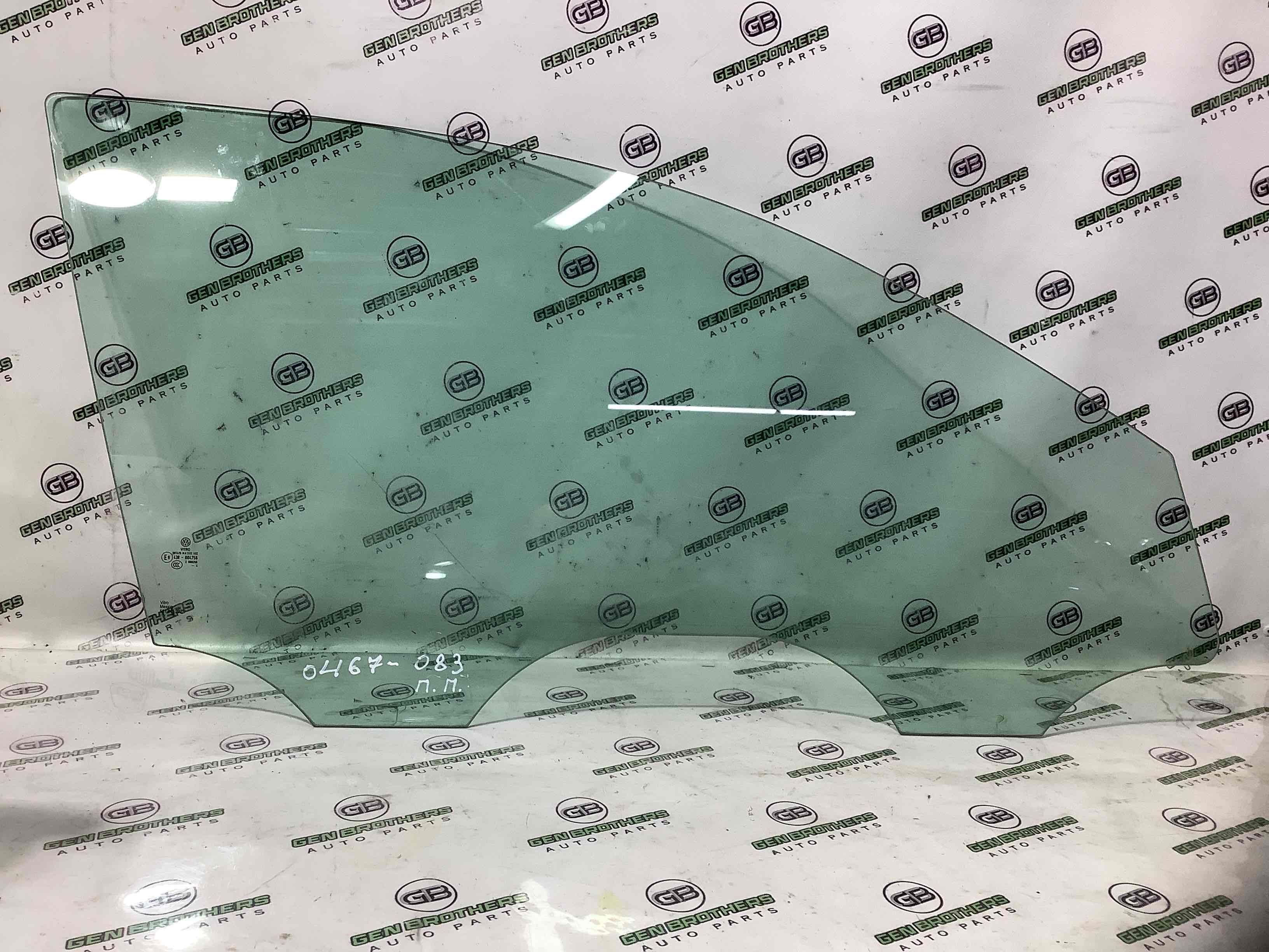 Скло переднє праве