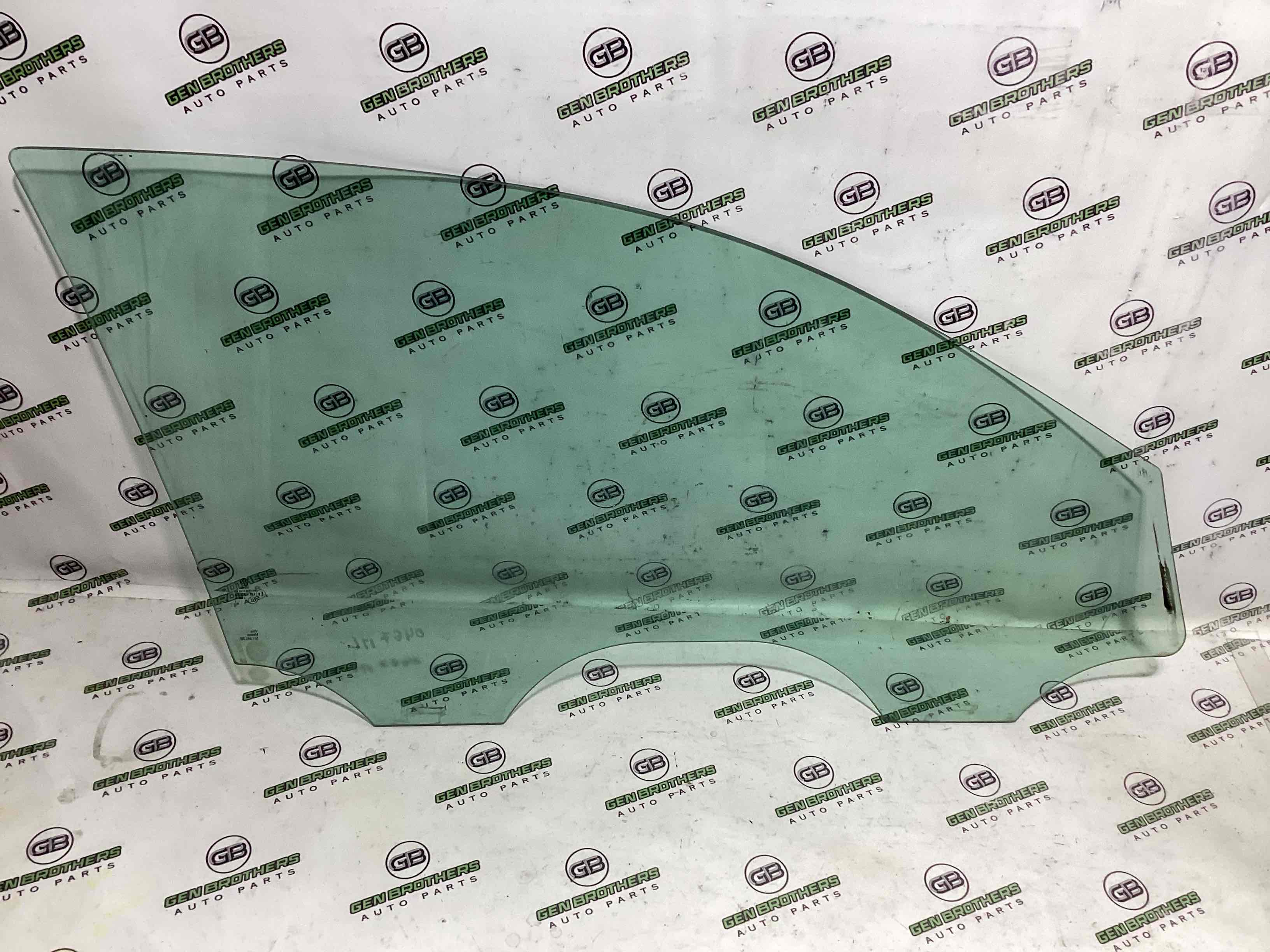 Скло переднє ліве