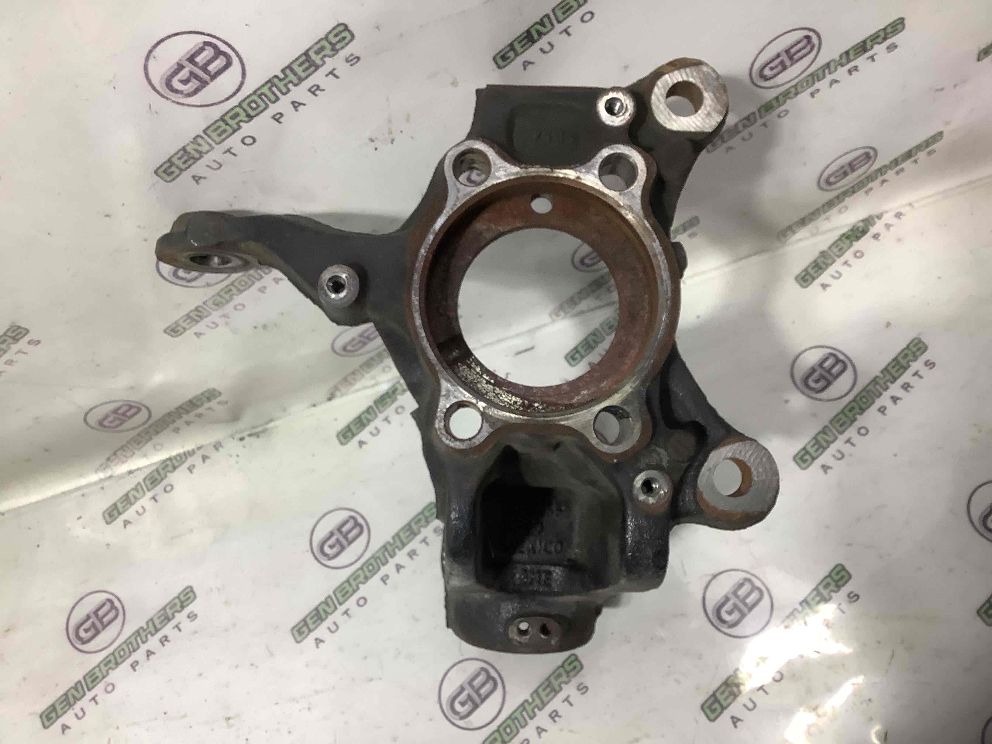 Кулак поворотний лівий