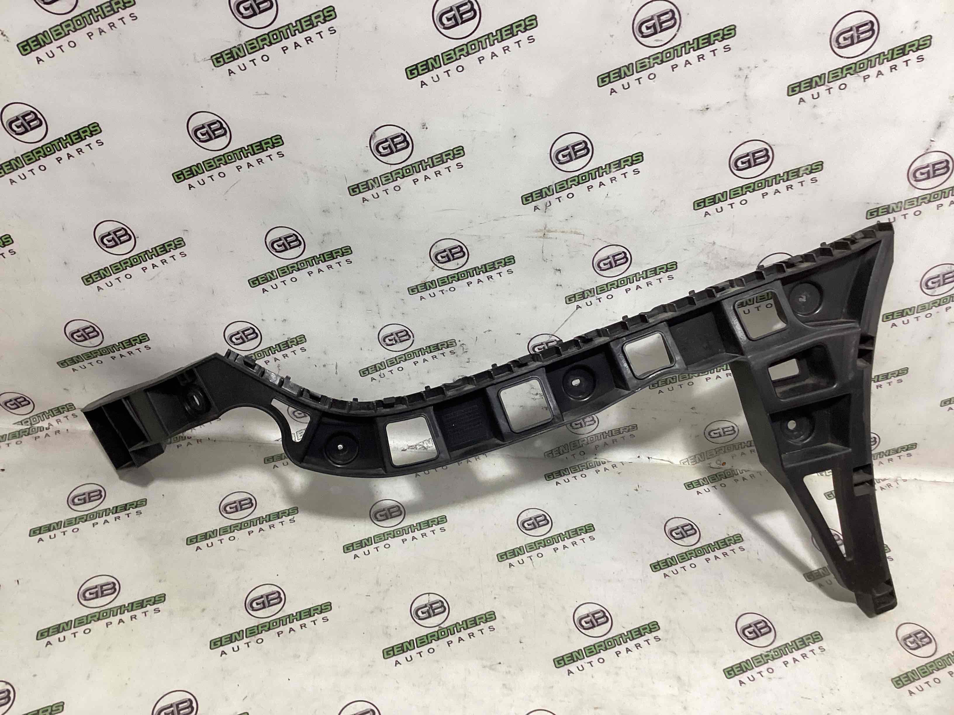 Кріплення заднього бампера праве