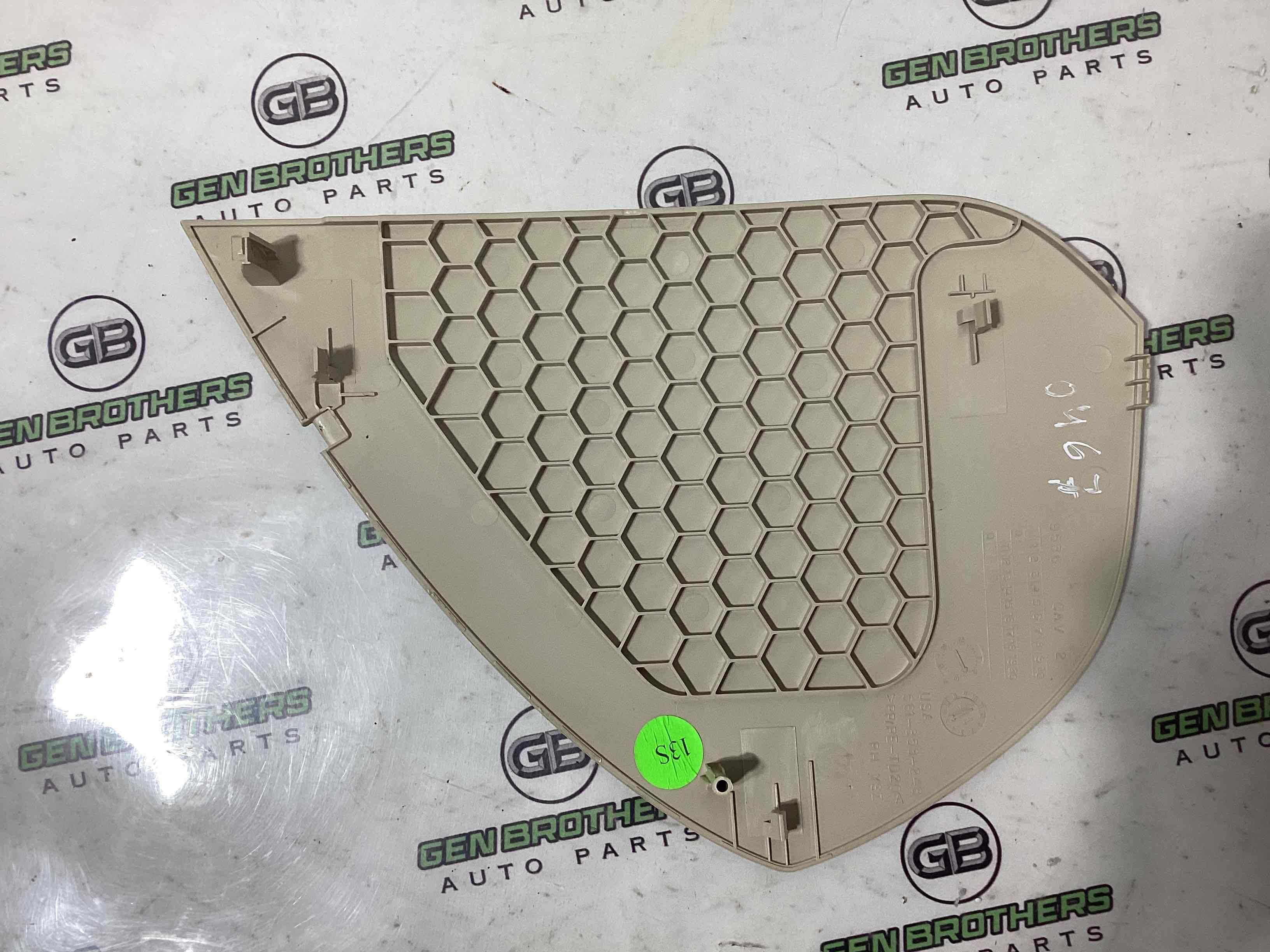 Обшивка панелі приладів торпедо