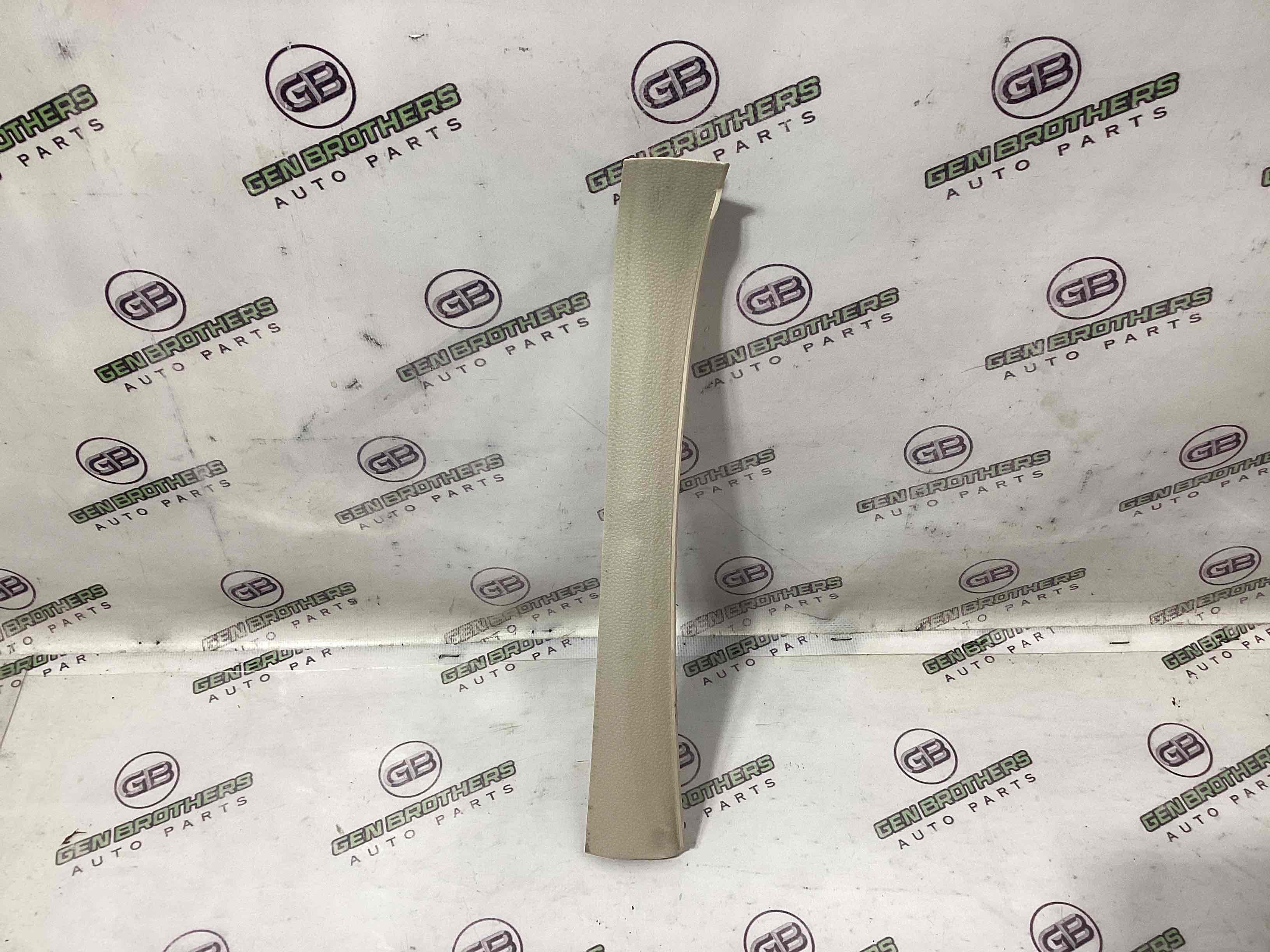 Обшивка передньої стійки ліва