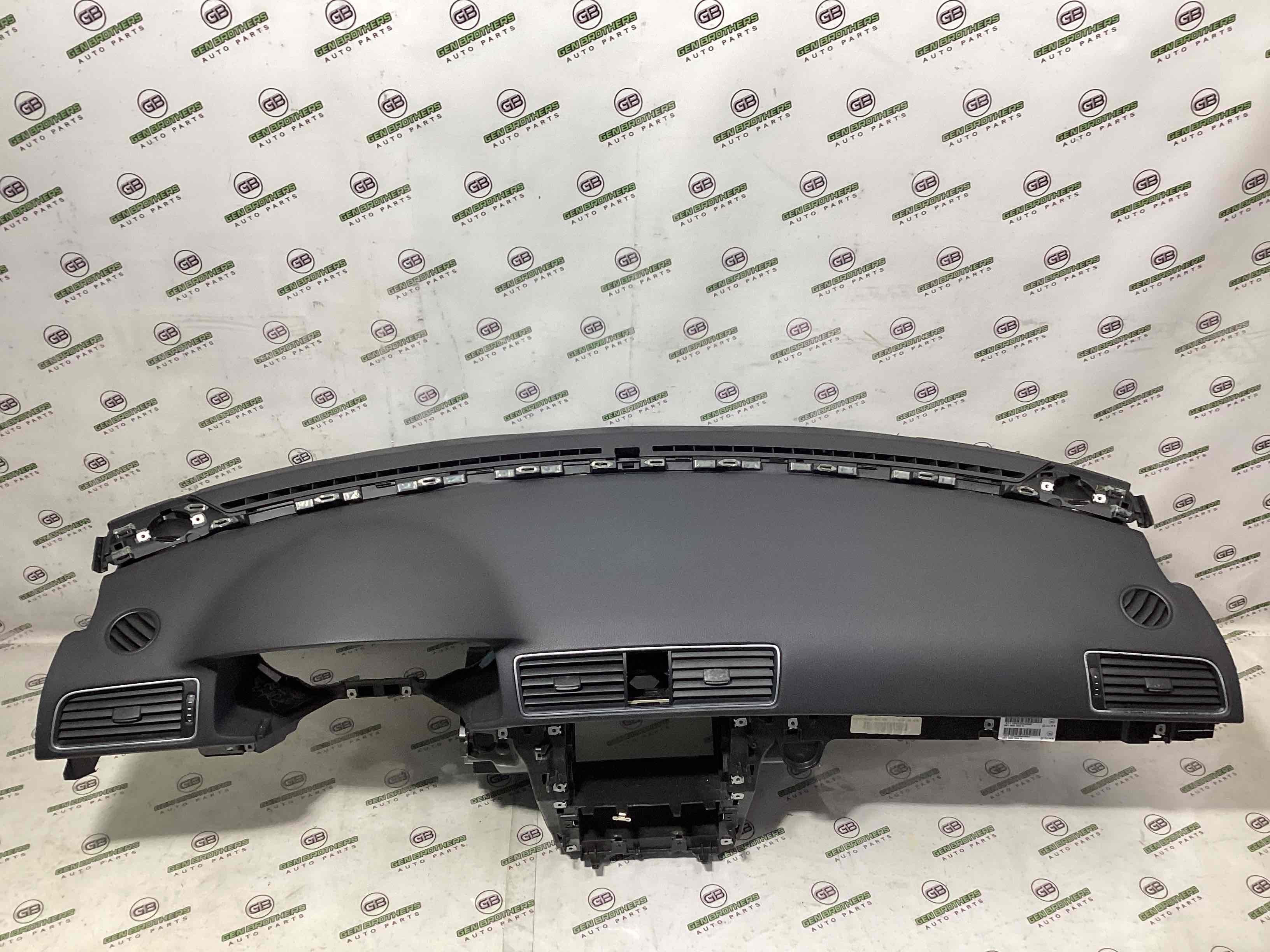 Панель передня салону торпедо